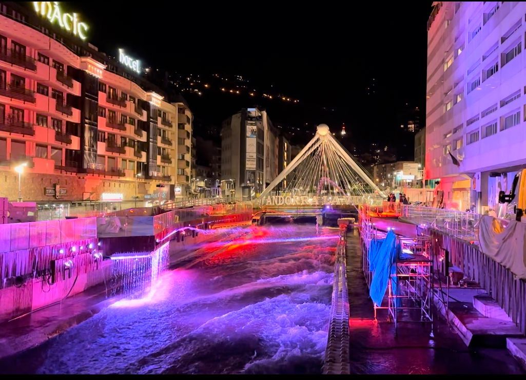 El Valira canalitzat il·luminat aquesta matinada. El Valira canalitzat il·luminat aquesta matinada.