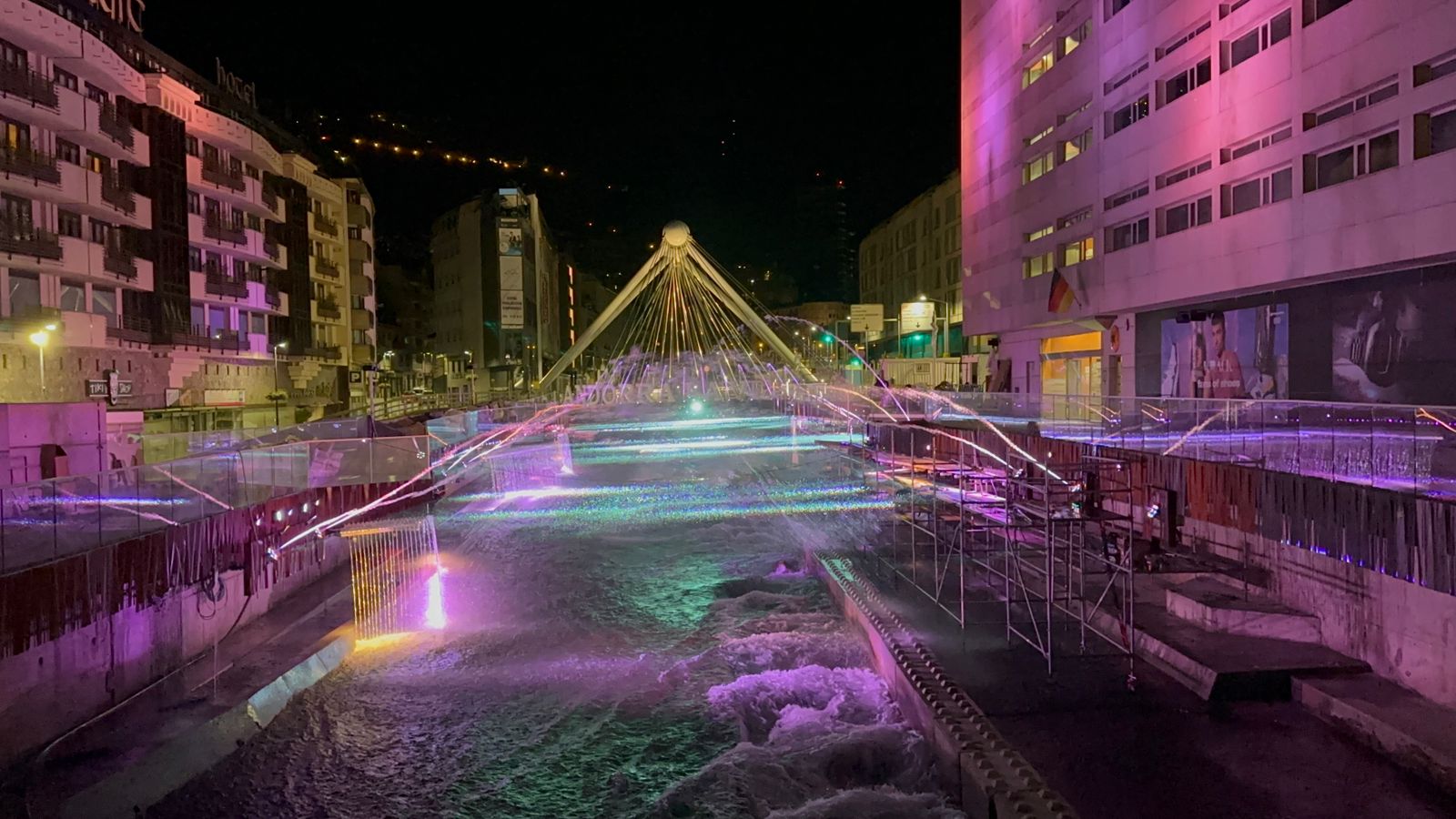 Les proves d'il·luminació i salt d'aigua d'aquesta matinada. Les proves d'il·luminació i salt d'aigua d'aquesta matinada.