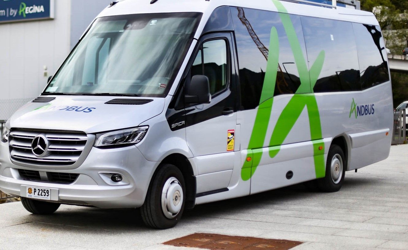 Un dels vehicles que fan el servei del bus comunal de Sant Julià de Lòria.