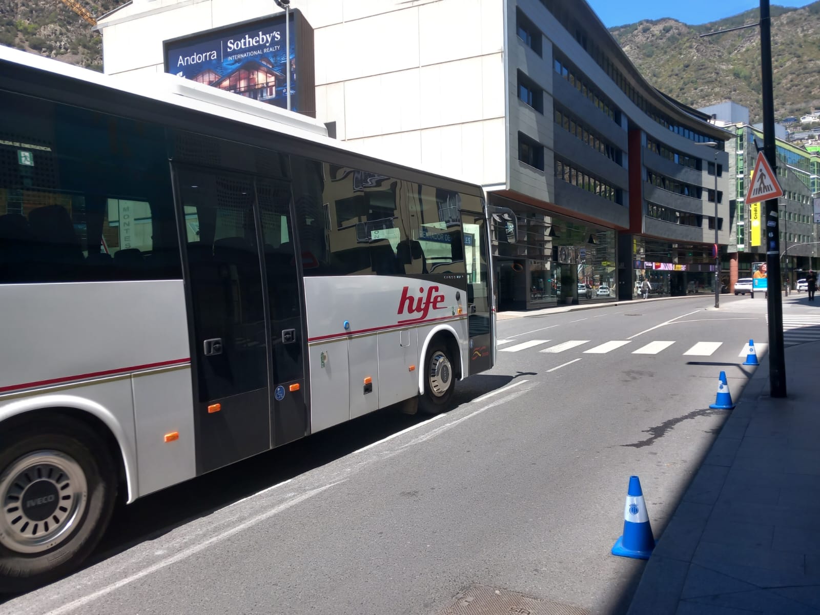 Un bus d'Hife circulant pel centre del país. Un bus d'Hife circulant pel centre del país.