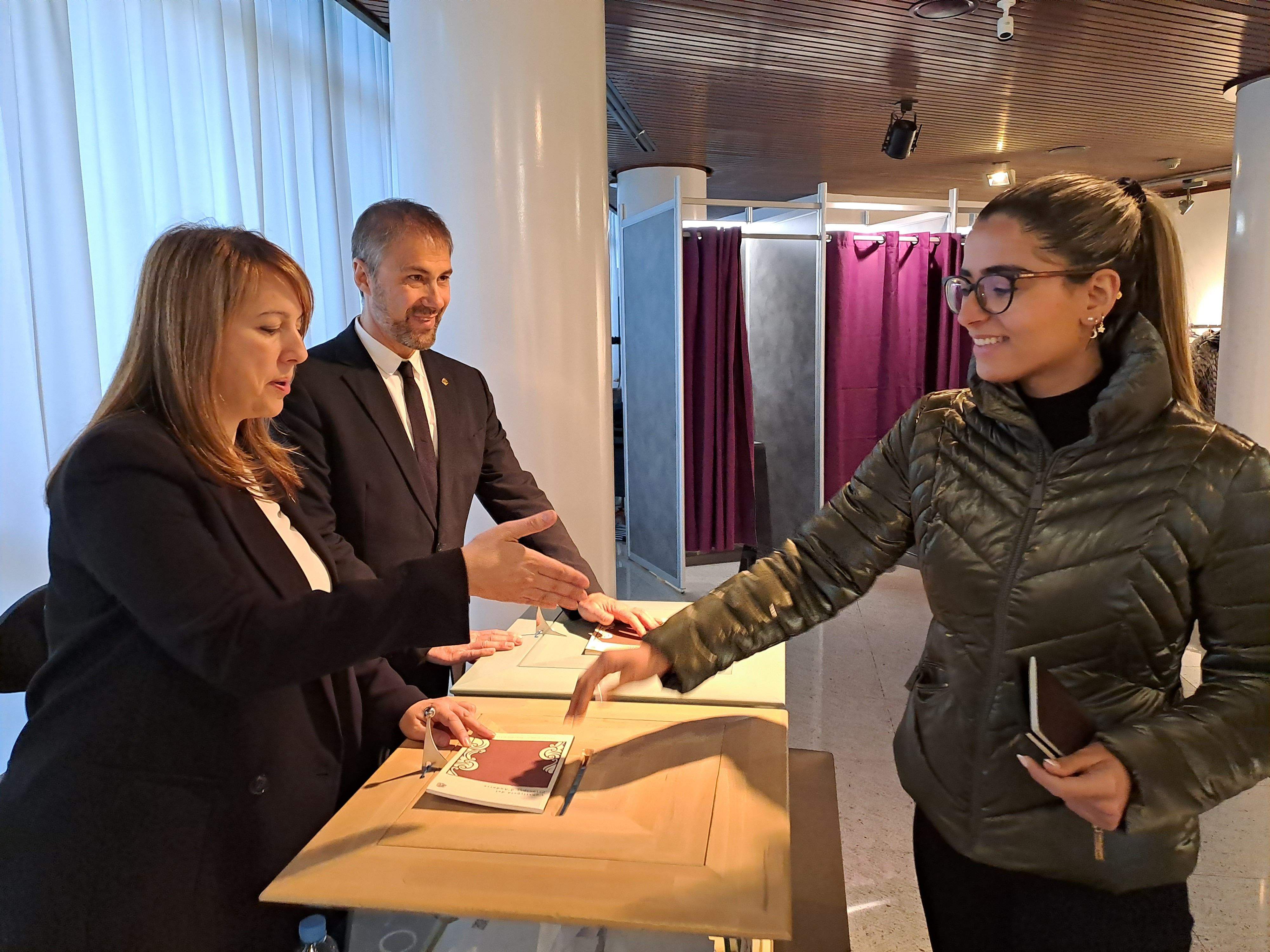 Una jove vota a Encamp el passat abril.