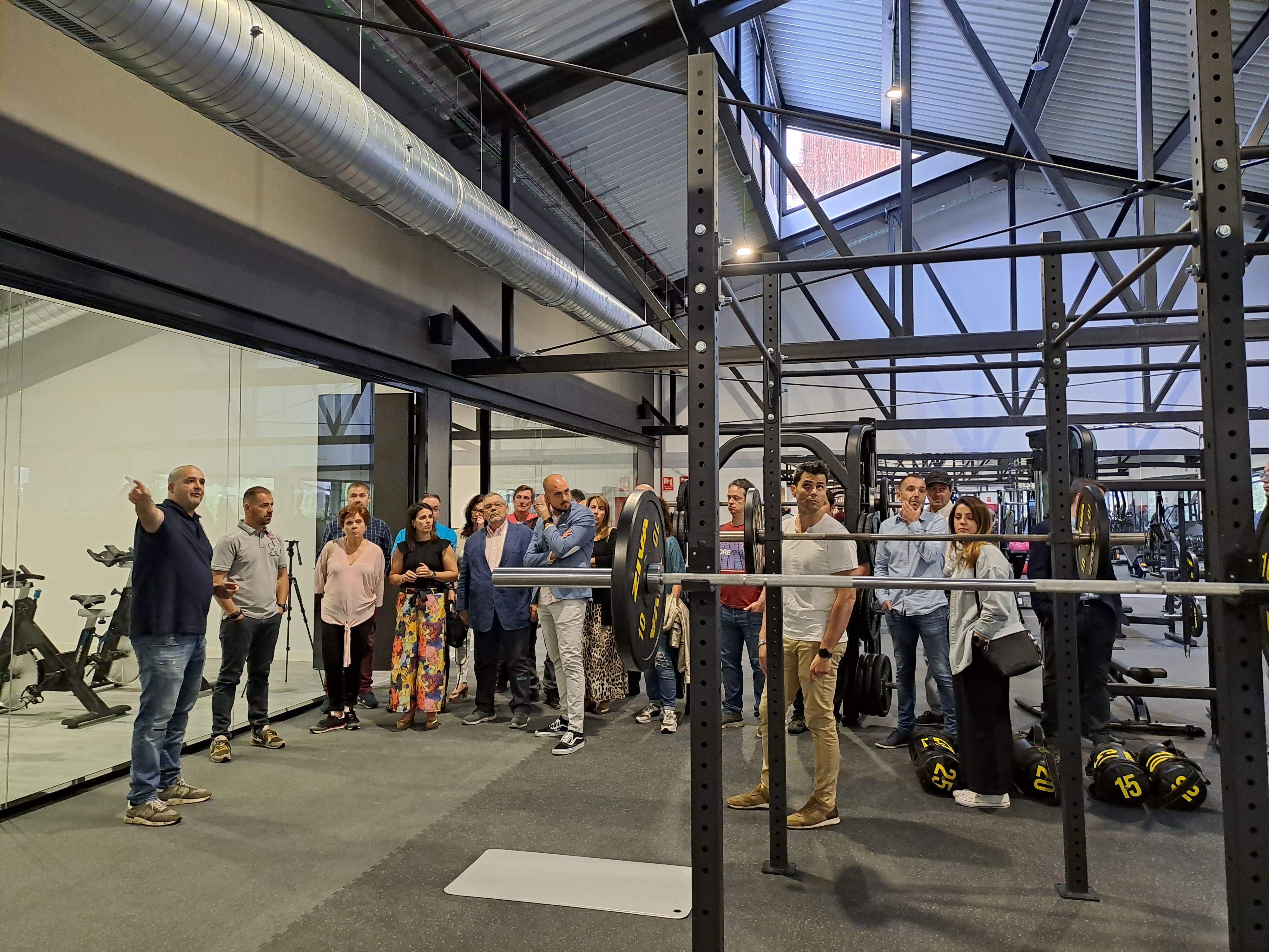 Les autoritats escolten les explicacions sobre el nou gimnàs.