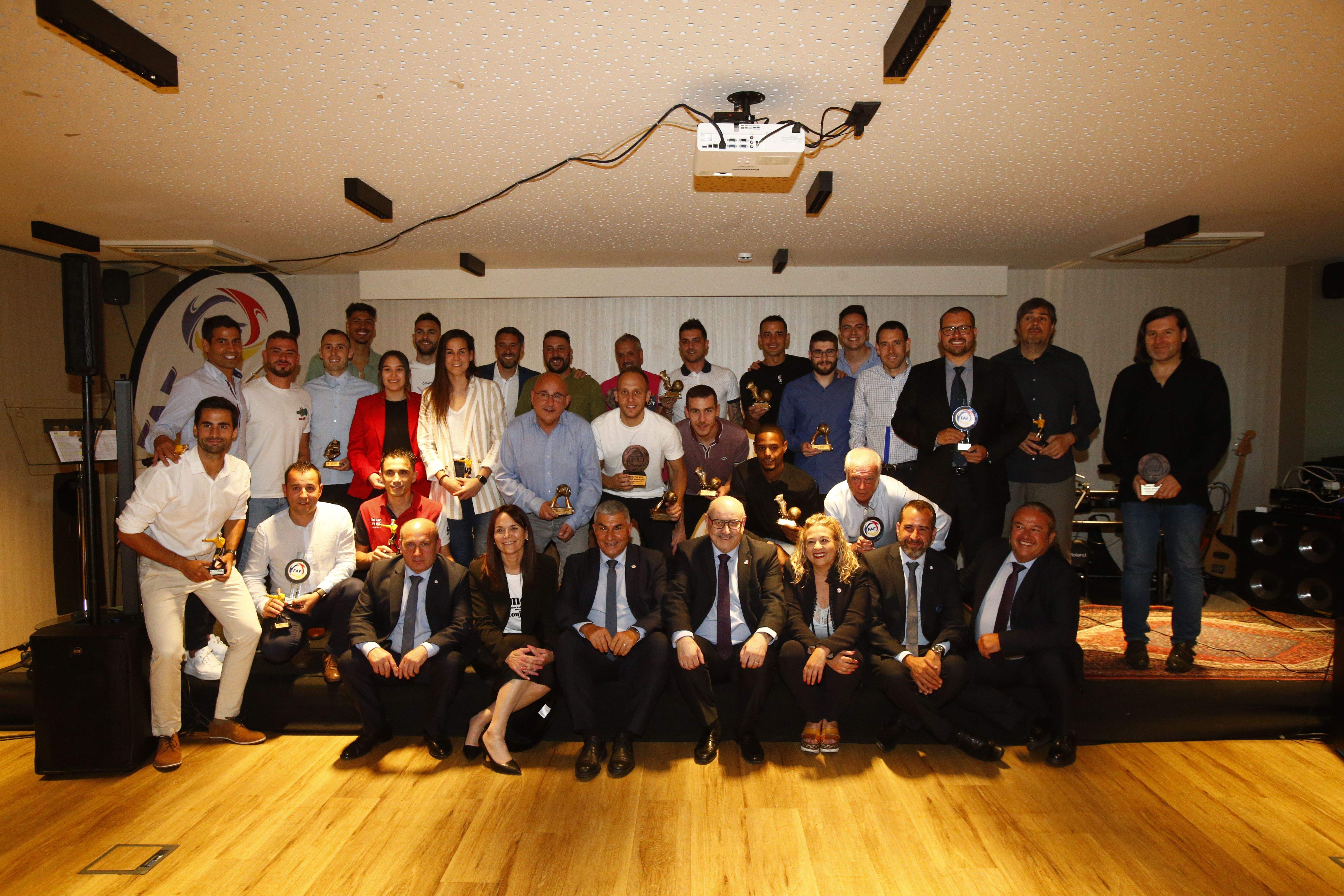 Foto de família dels premiats a la Nit del futbol.