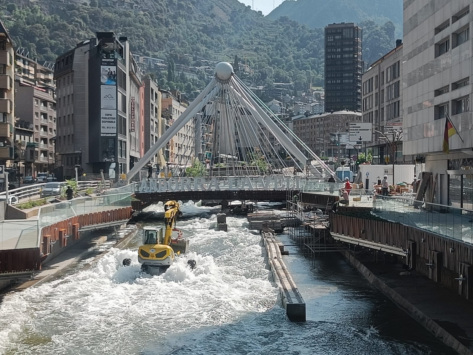 Una excavadora treballant aquest matí dins el riu.