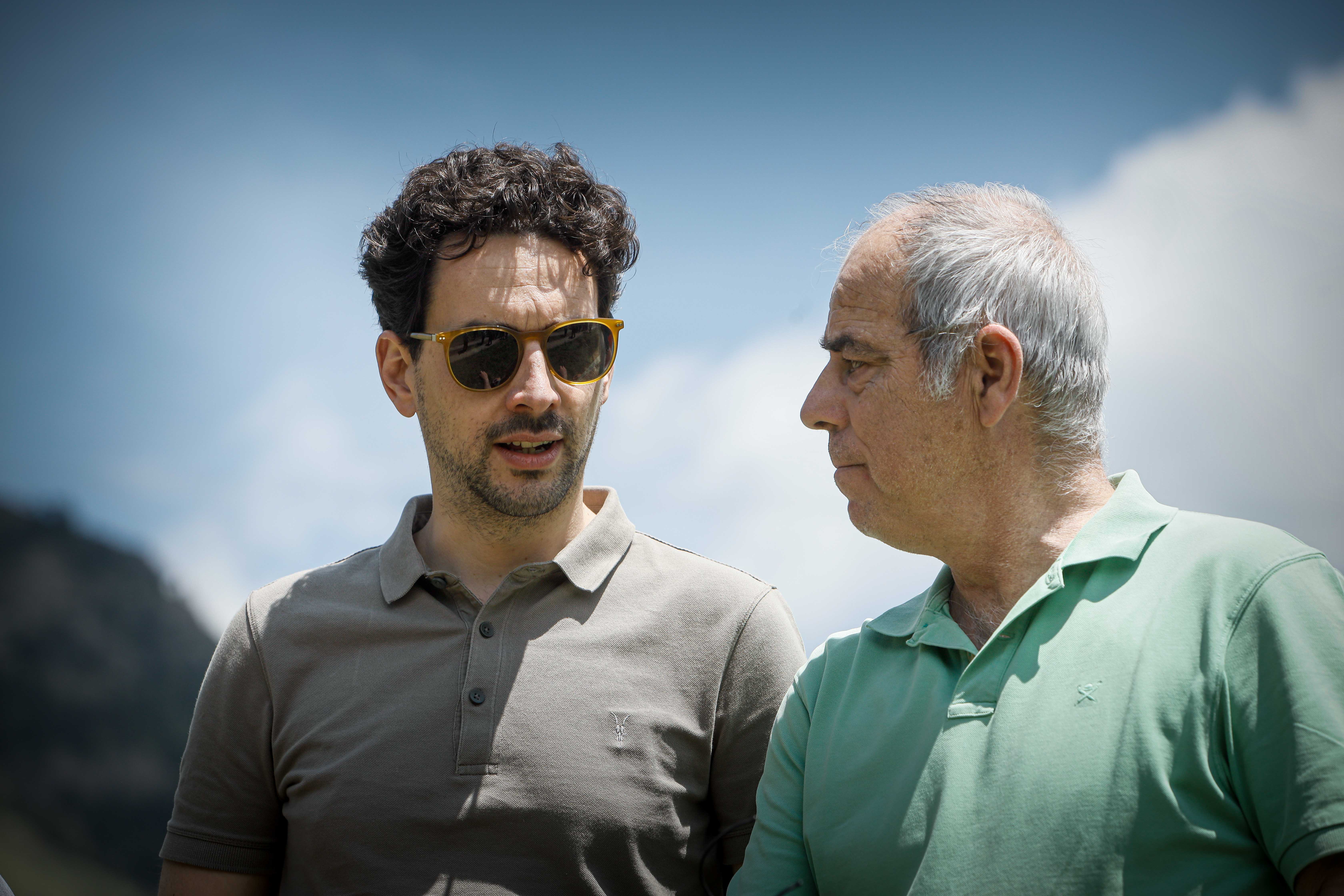 Xavier Coma (dreta) xerrant amb el ministre de Medi Ambient, Agricultura i Ramaderia, Guillem Casal.