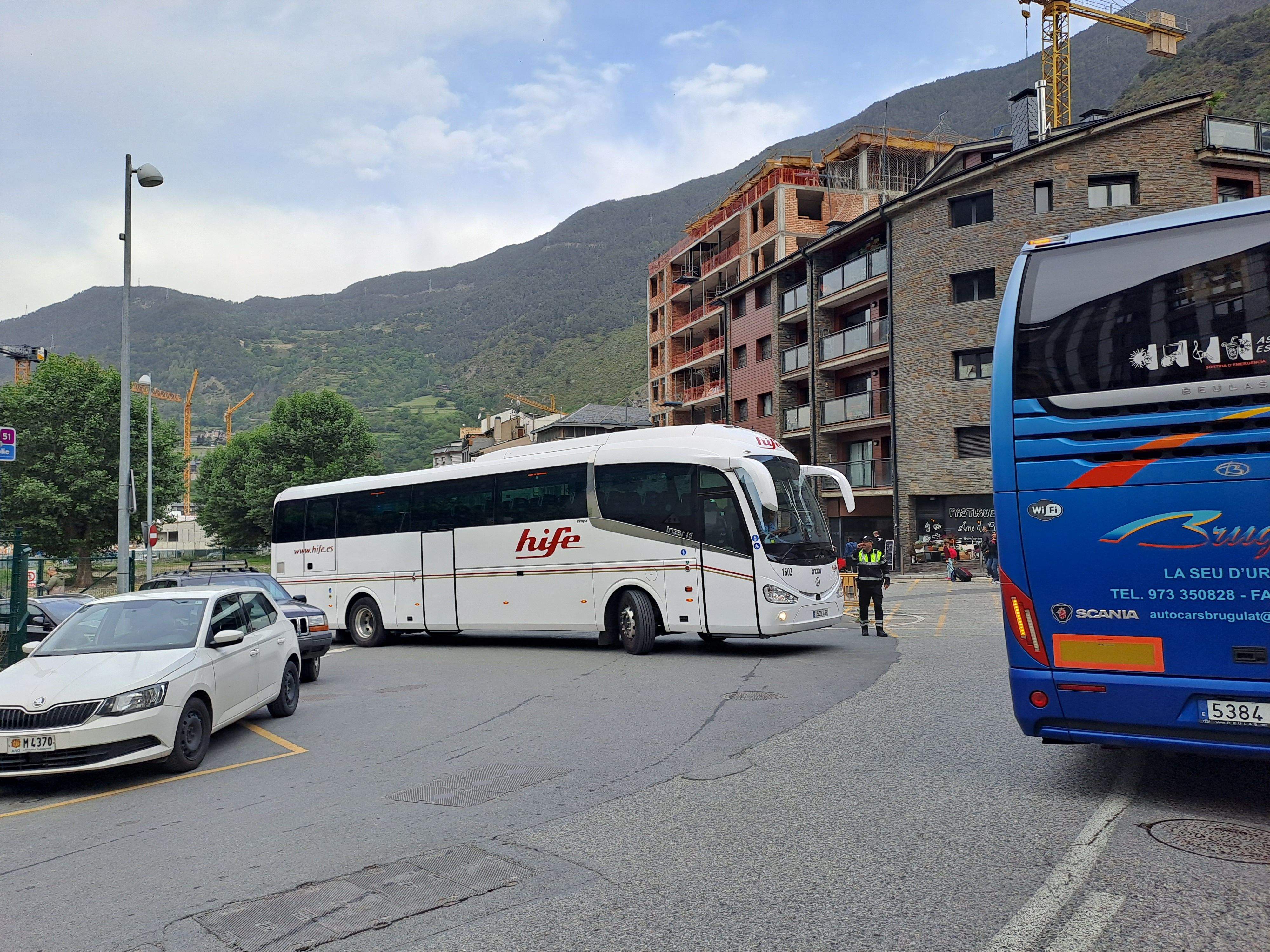 Un autocar d'Hife fent servei de transport escolar.