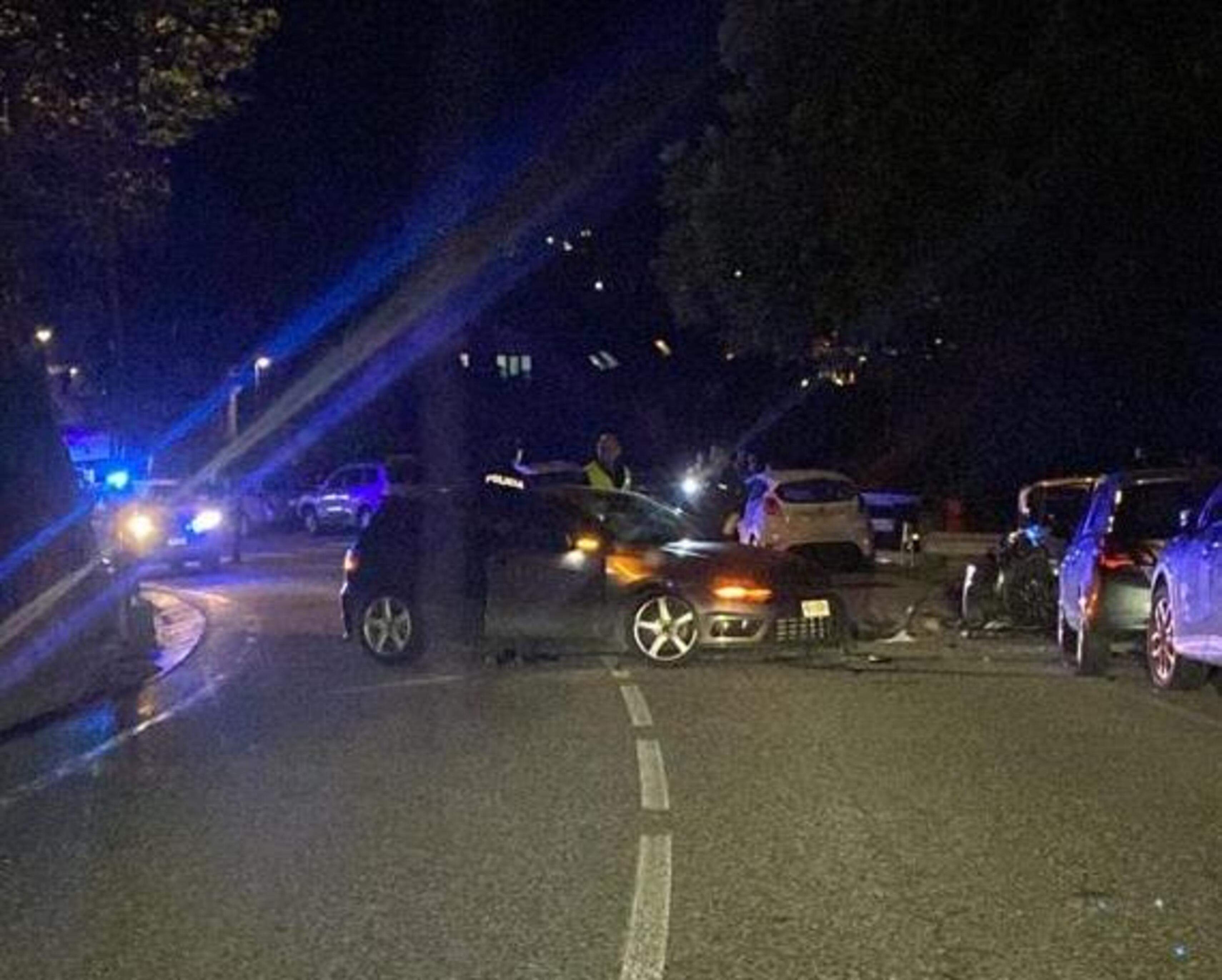 El vehicle implicat enmig de la carretera.