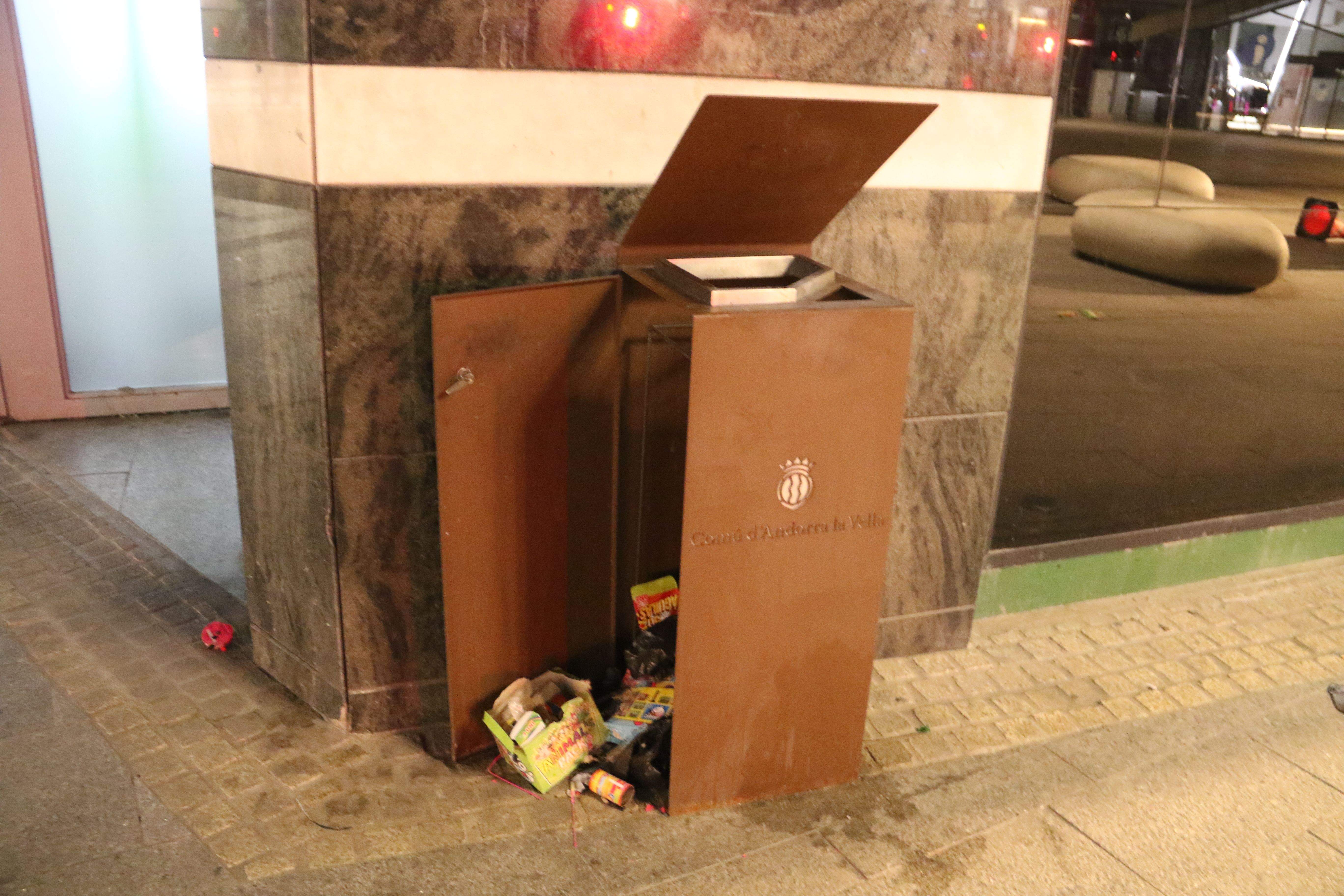 Una paperera oberta al centre d'Andorra la Vella per acció dels petards.
