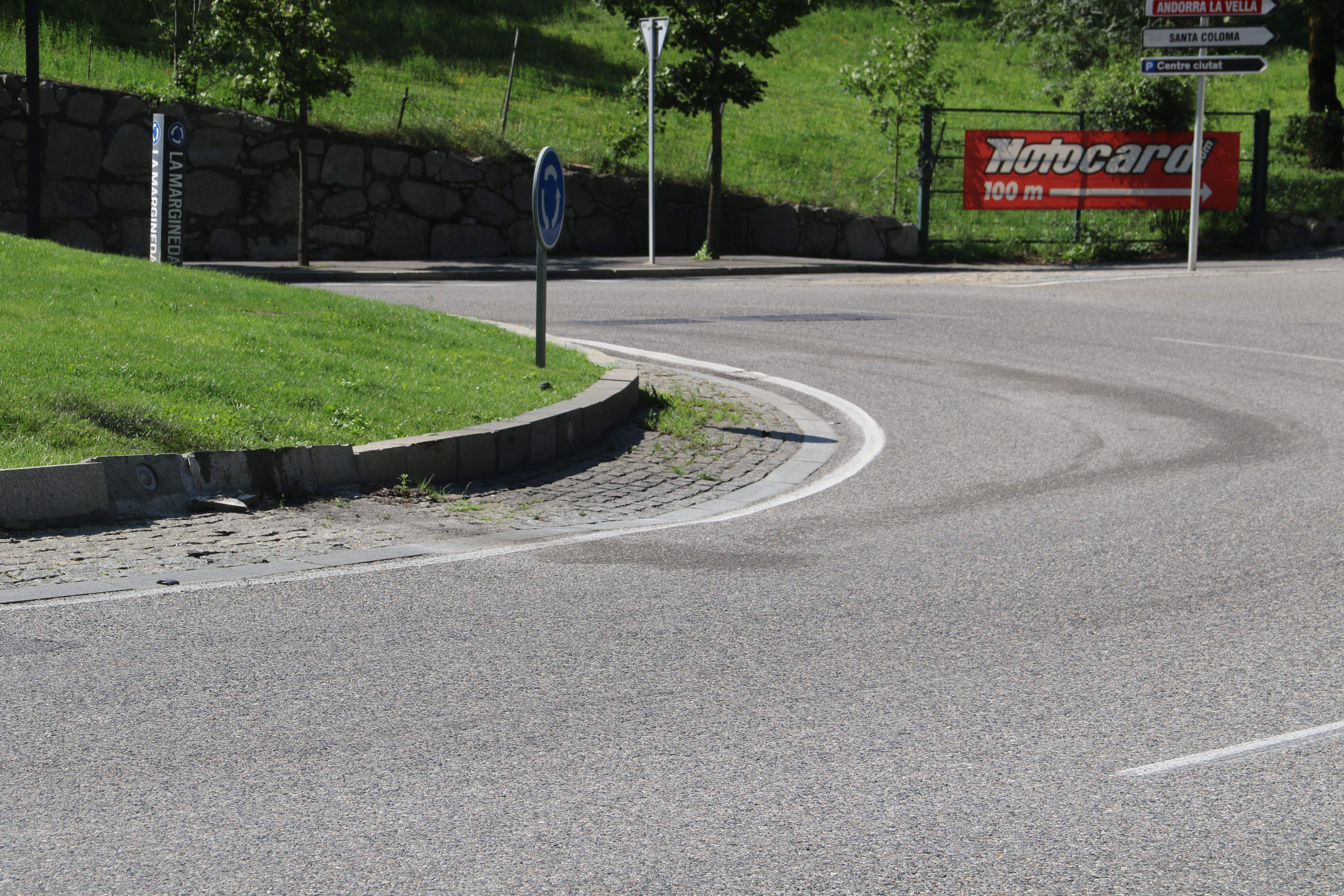 La marca del cop al voral de la rotonda i restes del reguer d'oli.