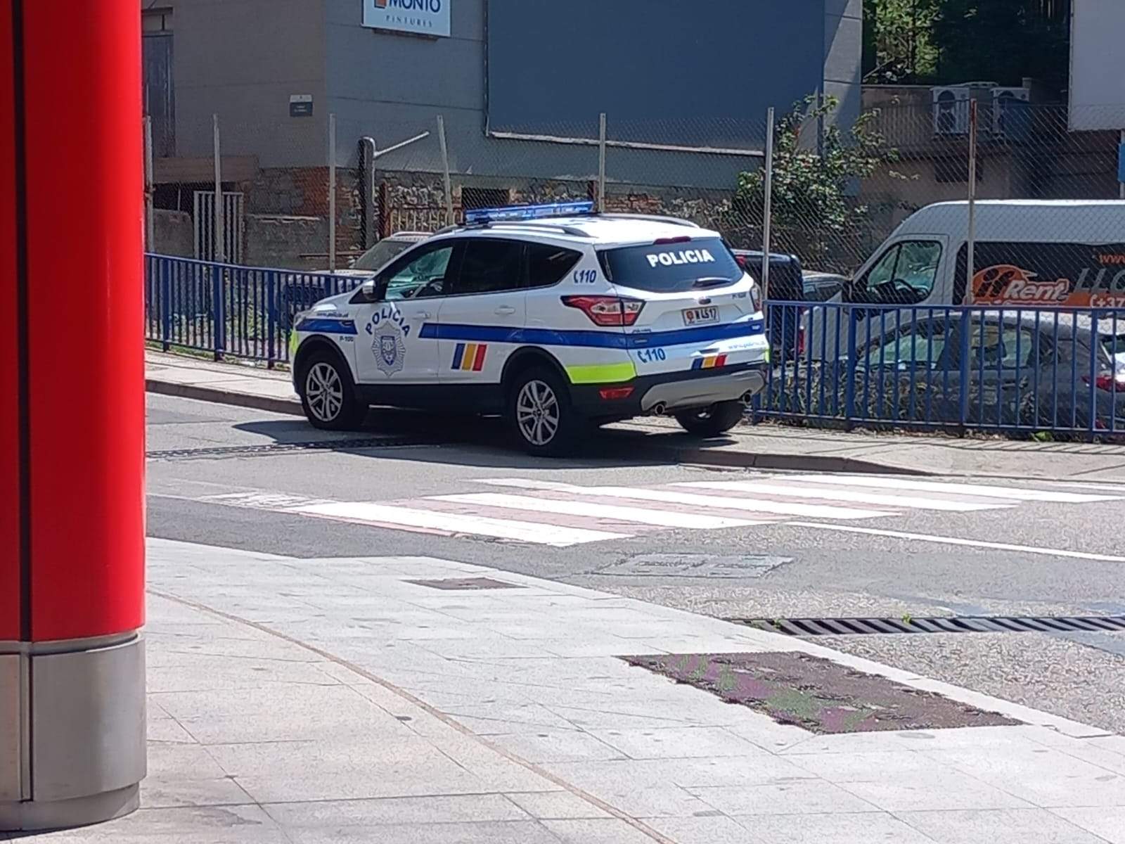 Un cotxe policial en un carrer d'Andorra la Vella, on aquest dissabte també es va practicar una detenció per violència de gènere.
