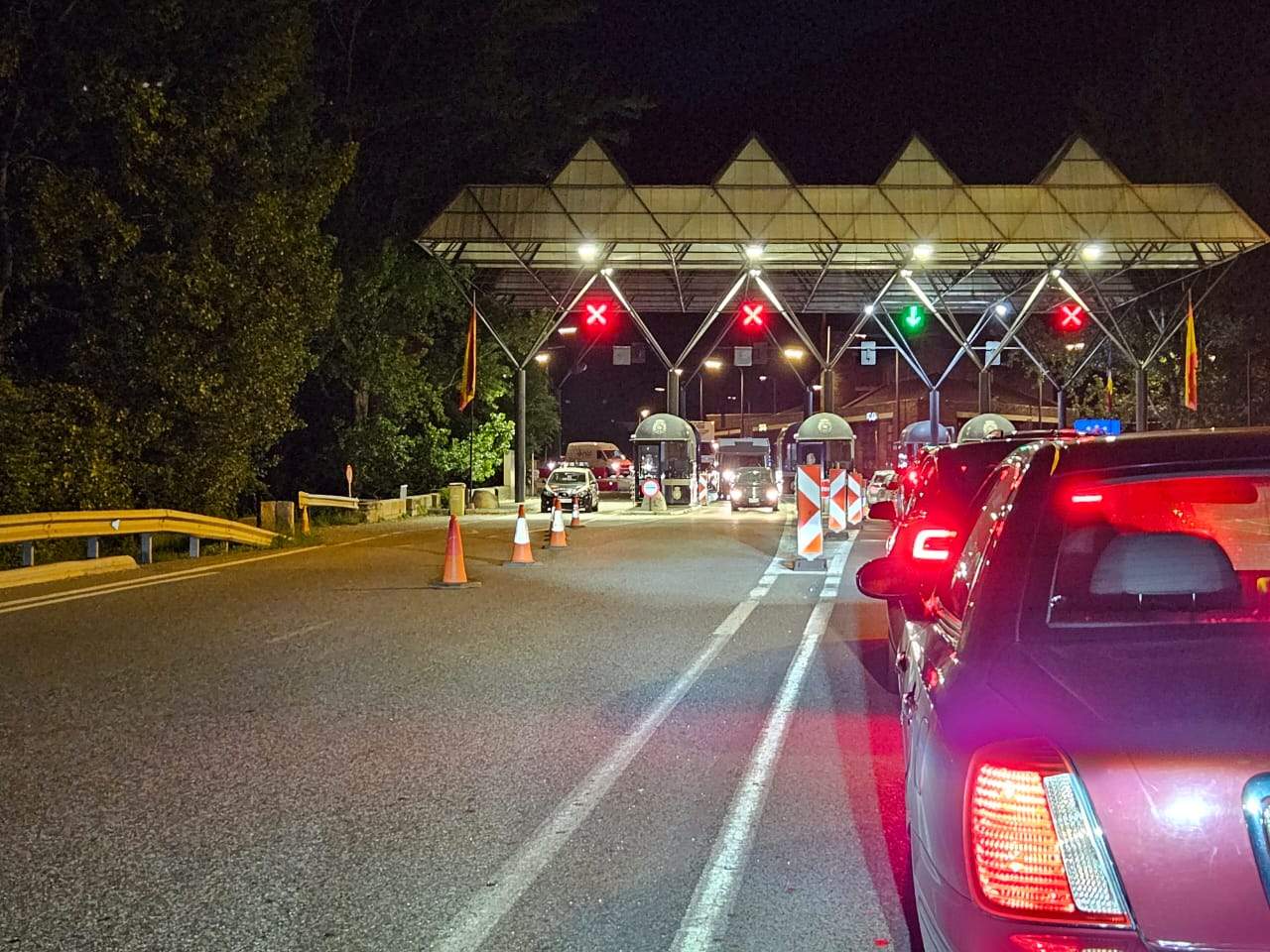 Una imatge del punt fronterer, pel cantó espanyol en direcció a Andorra, aquesta nit.