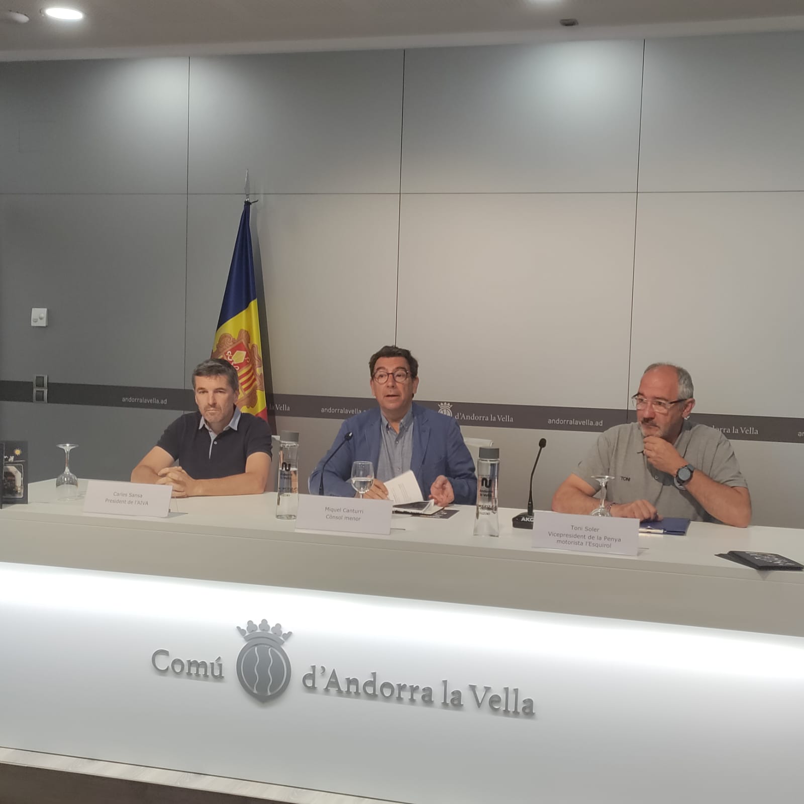 Sansa (Aiva); Canturri (cònsol menor Andorra la Vella), i Soler (vicepresident Penya l'Esquirol) durant la roda de premsa.