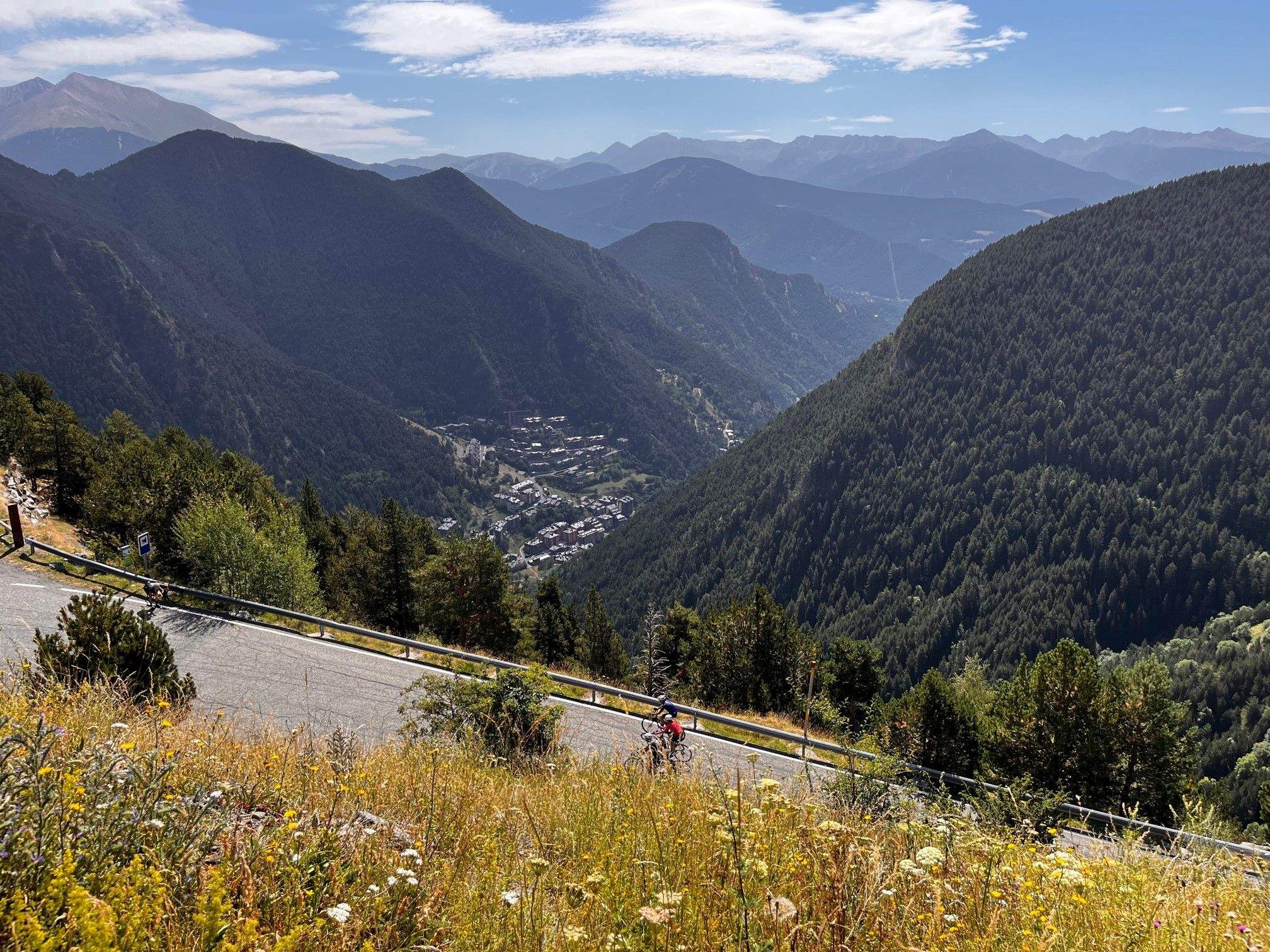 Ciclistes a la carretera d'Arinsal.