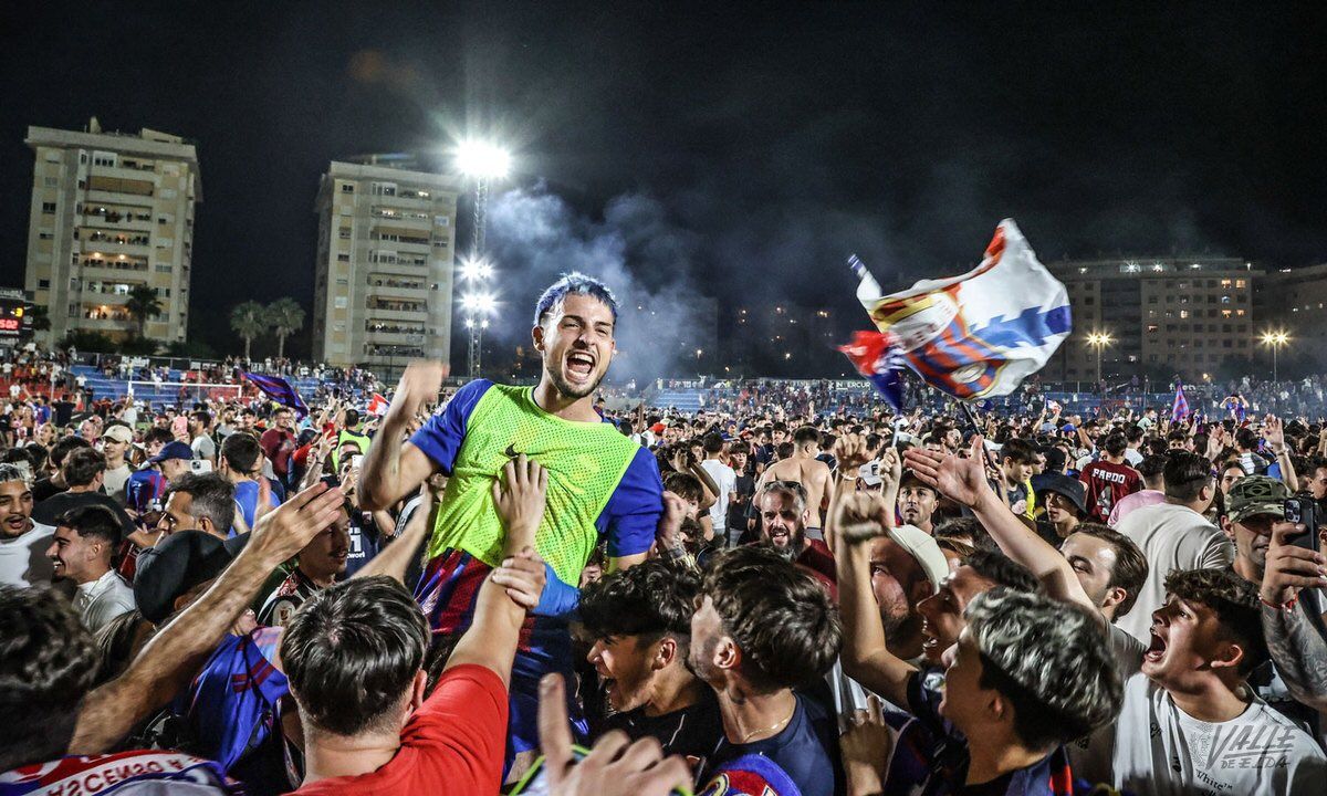 Manu Nieto celebra l'ascens amb l'Eldense.