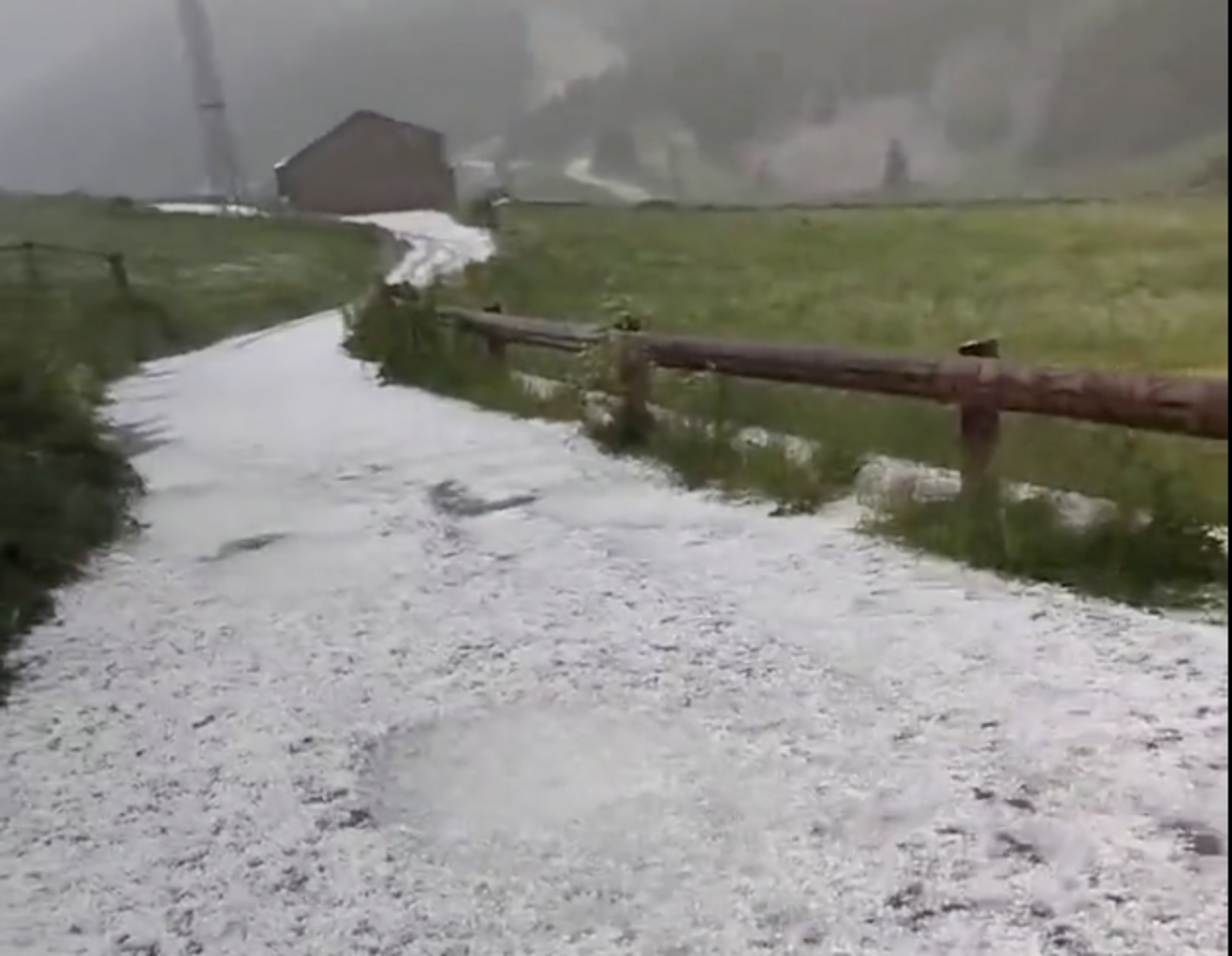 Un camí de Bordes d'Envalira ple de calamarsa.
