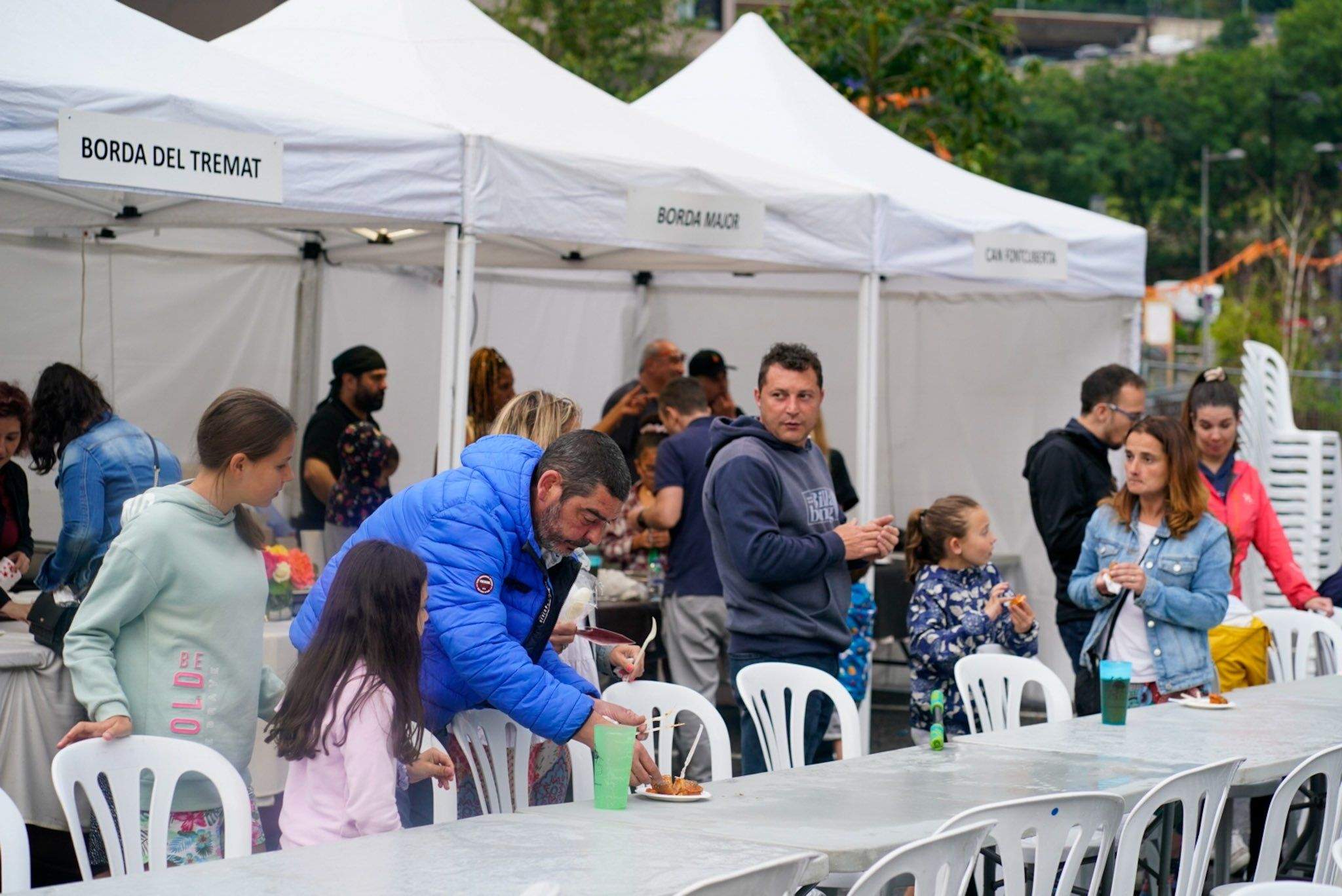 Gent menjant les tapes proposades.