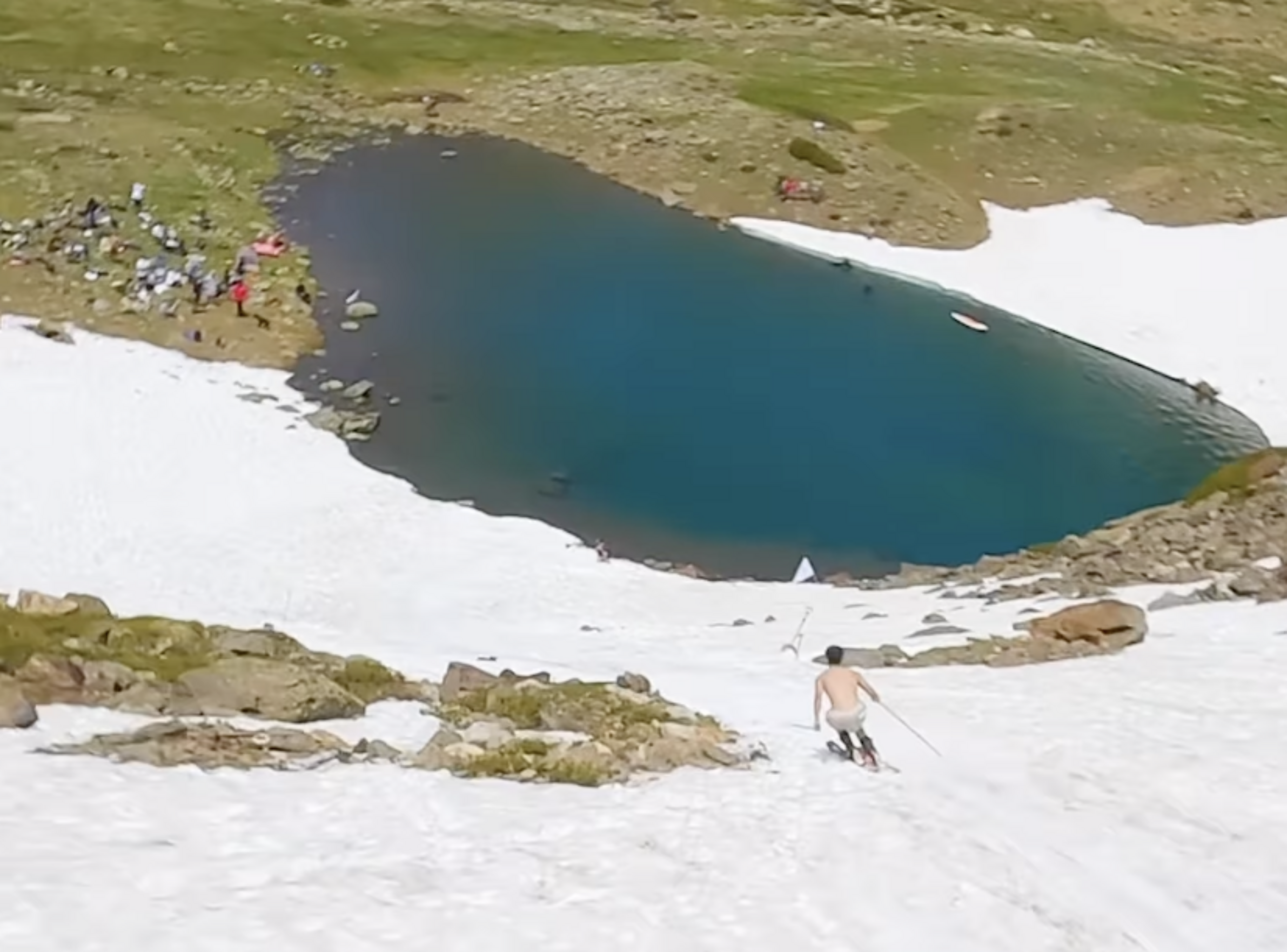 Un dels participants baixant cap a l'estany.
