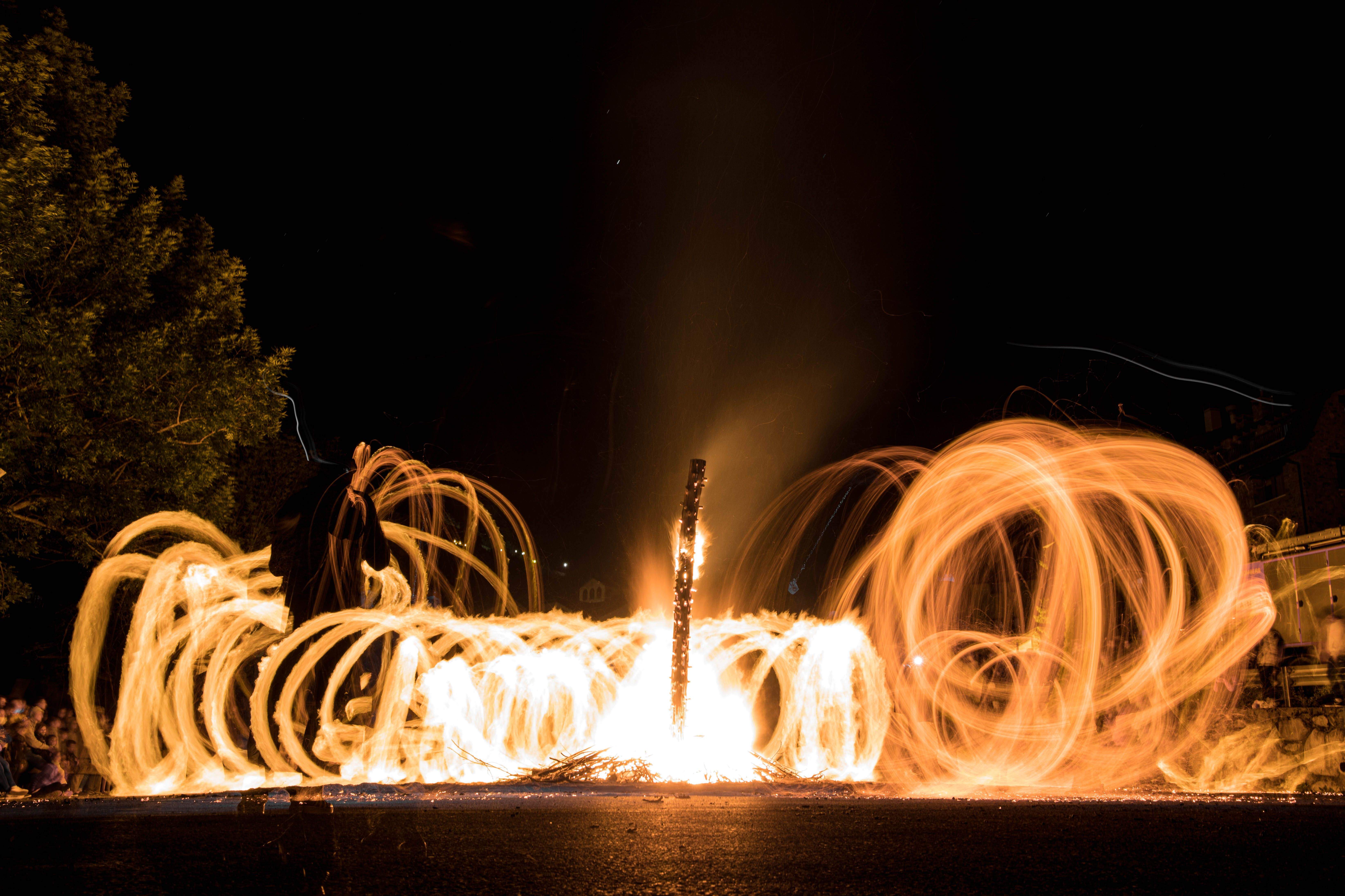 Rodant falles al tomb del Mai.