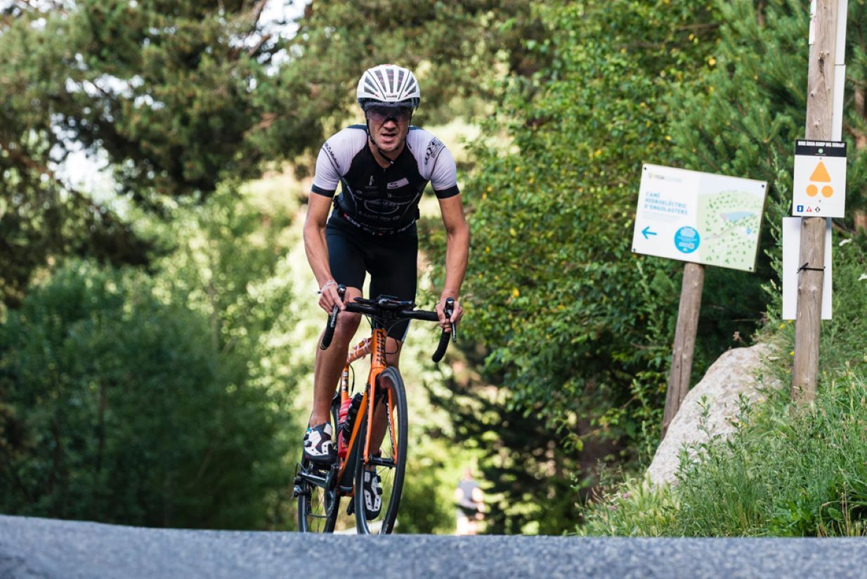 Un participant en una edició anterior de la cursa de triatló Ironman.