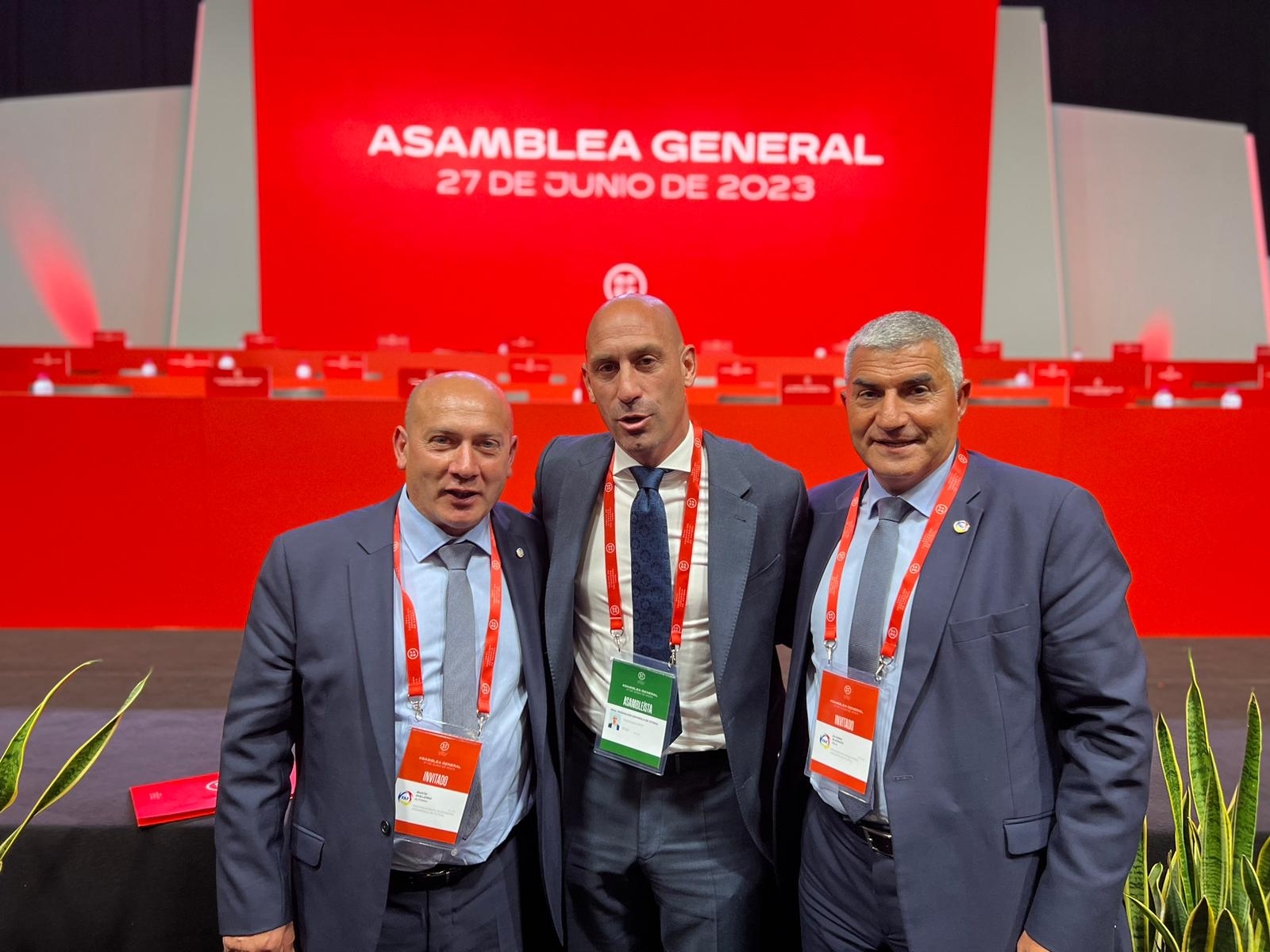 Rubiales, al centre, amb Álvarez, a la dreta.