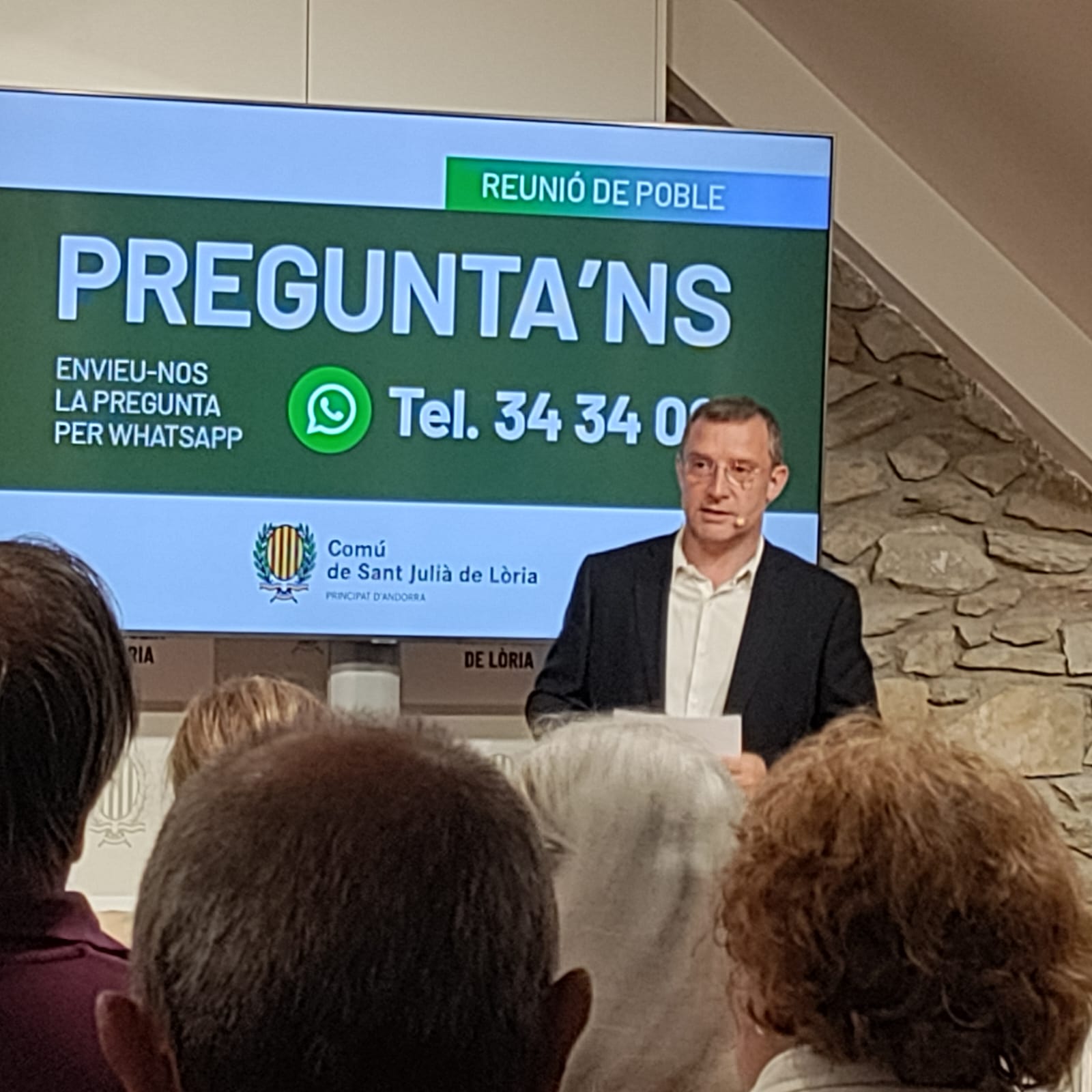 Josep Majoral durant una reunió de poble.