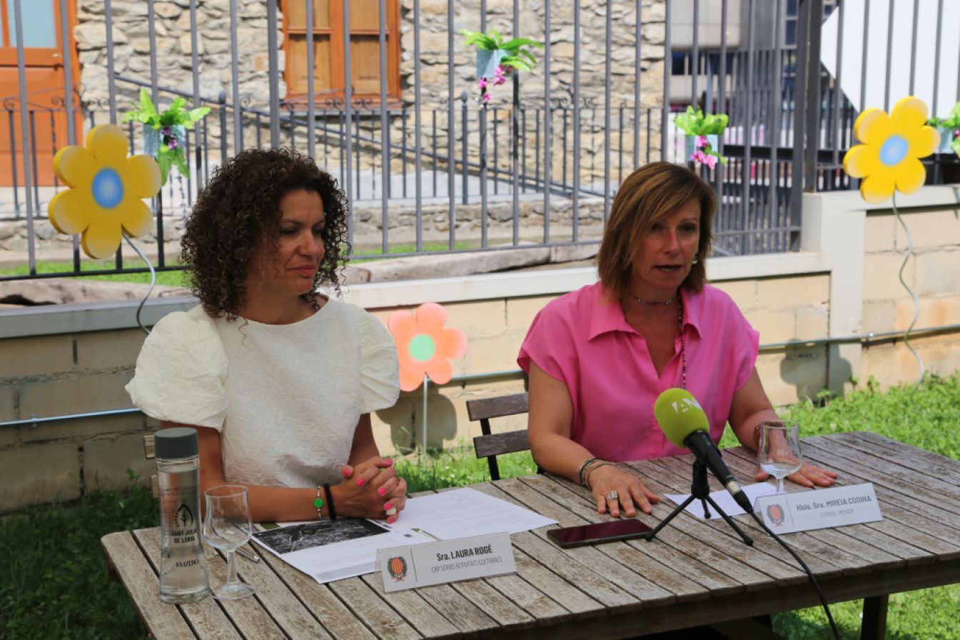 Laura Rogé i Mireia Codina durant la roda de premsa de presentació.