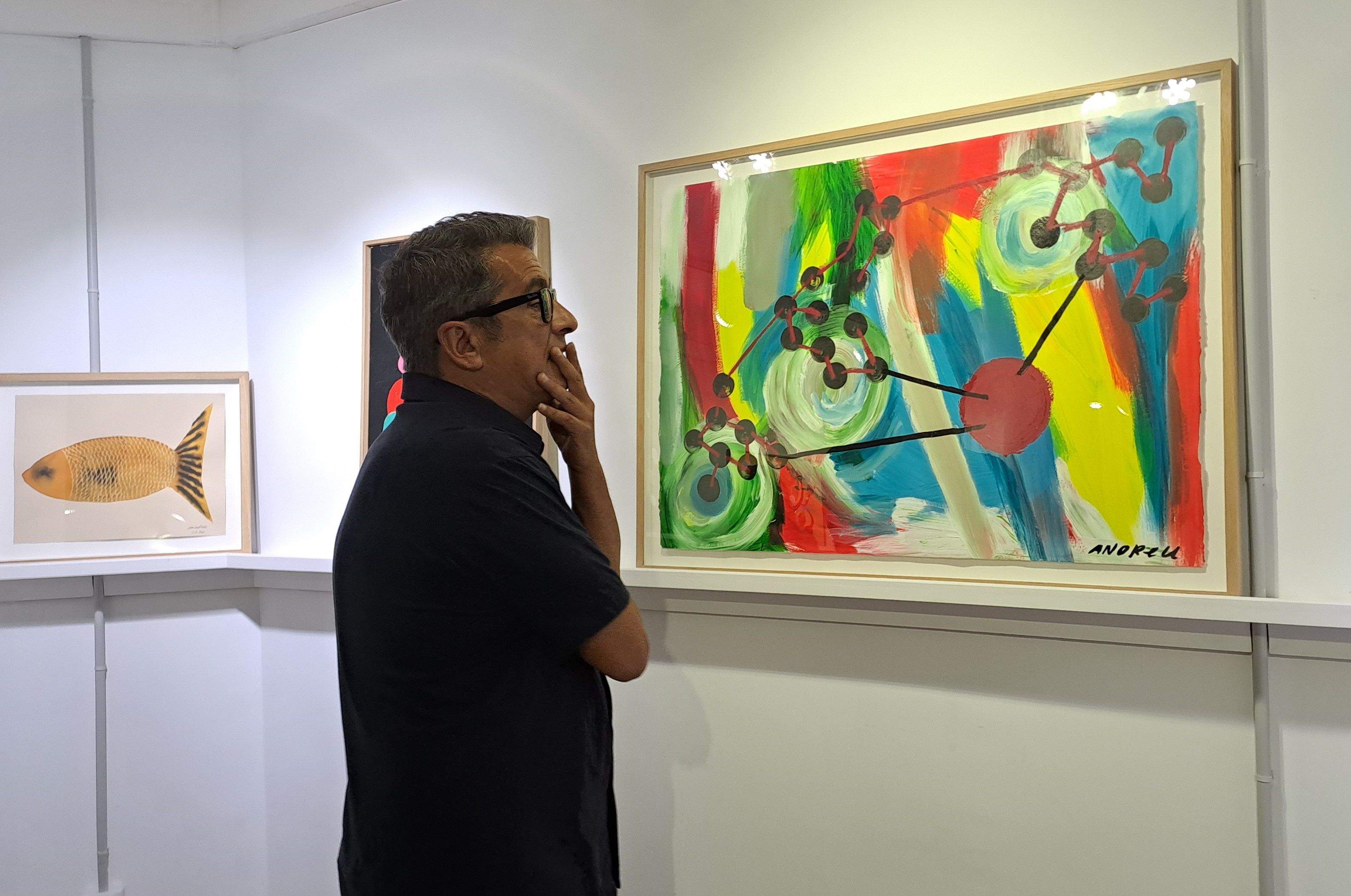 Buenafuente mira els seus quadres.