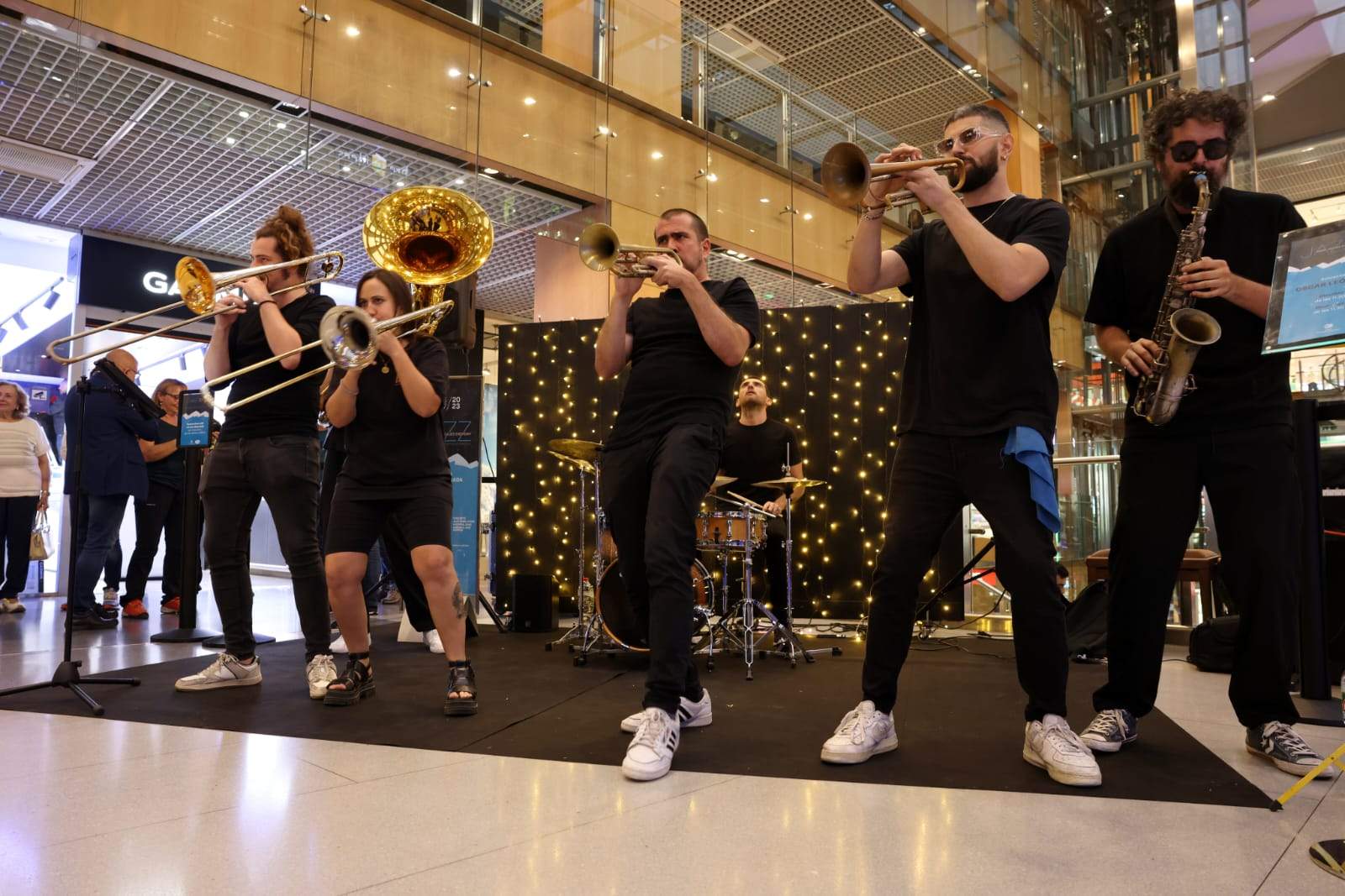 Primers compassos del Festival de Jazz al vestíbul de l'Illa Carlemany.