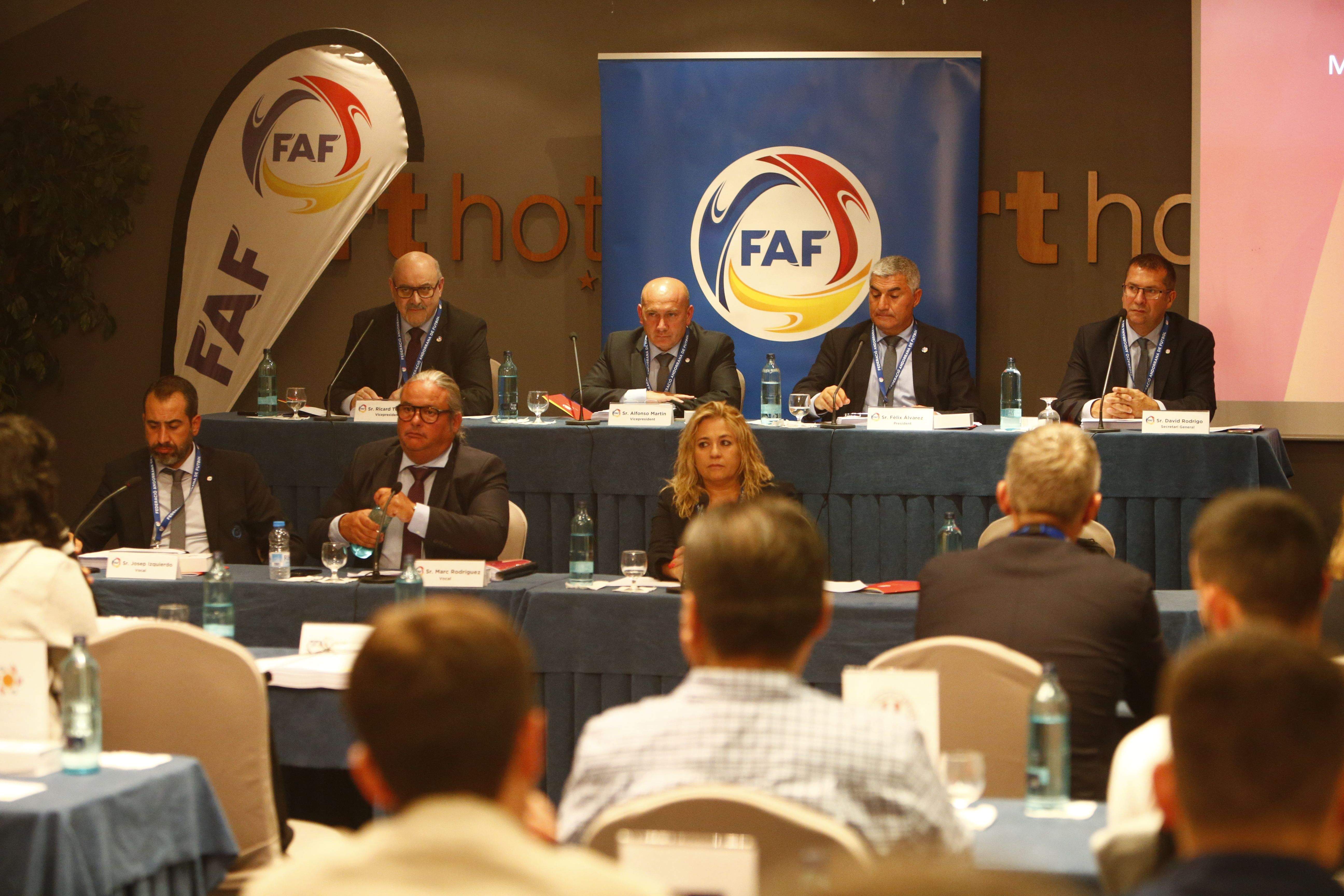 Una imatge de la presidència de l'assemblea.