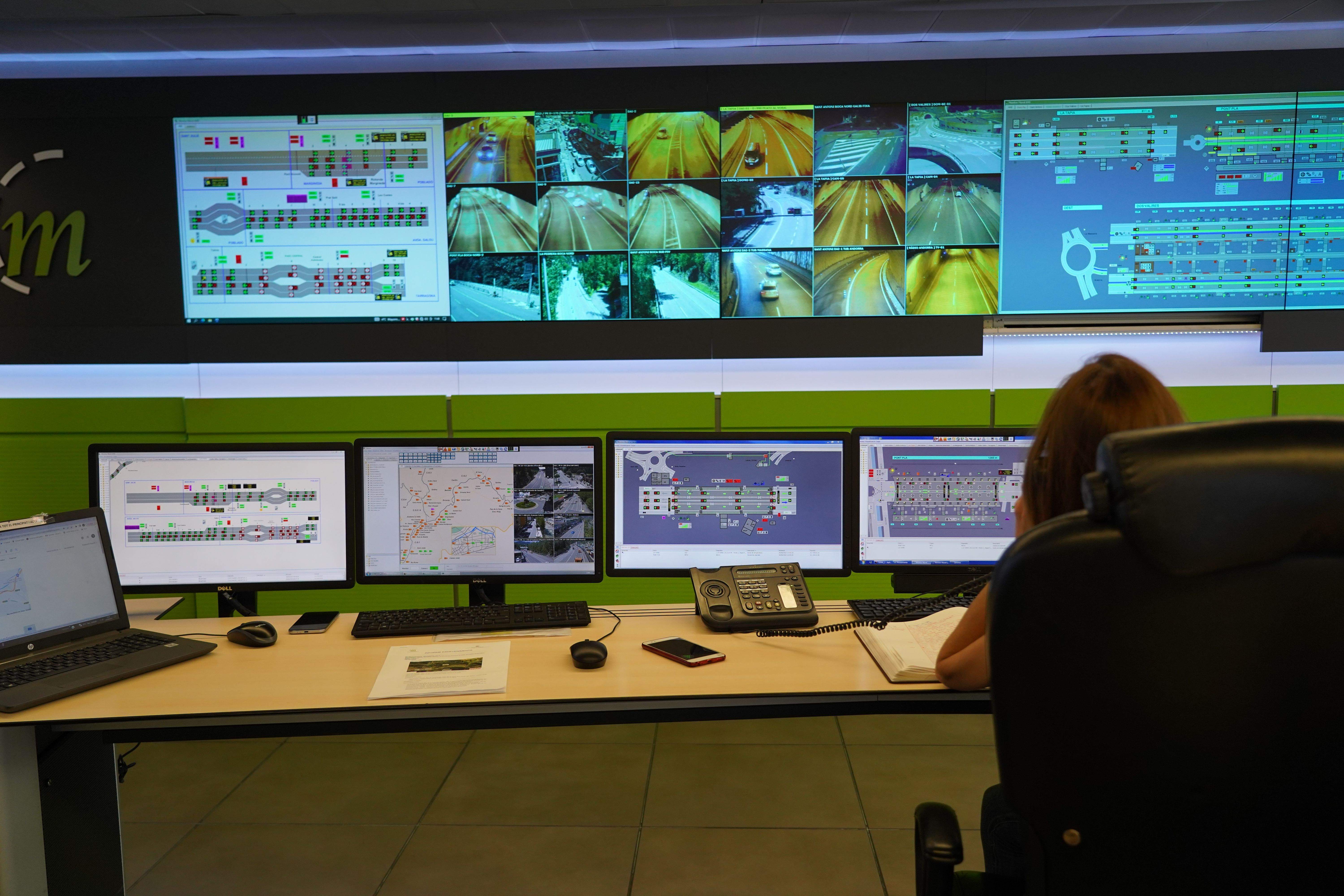 Una tècnica del Centre Nacional de Trànsit (Cenatra) operant aquest migdia.