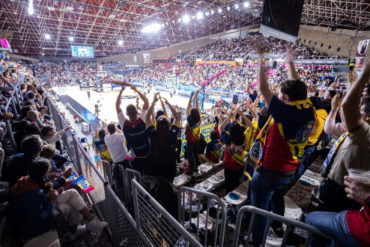 Seguidors del BC MoraBanc Andorra en un partit al pavelló de Govern.