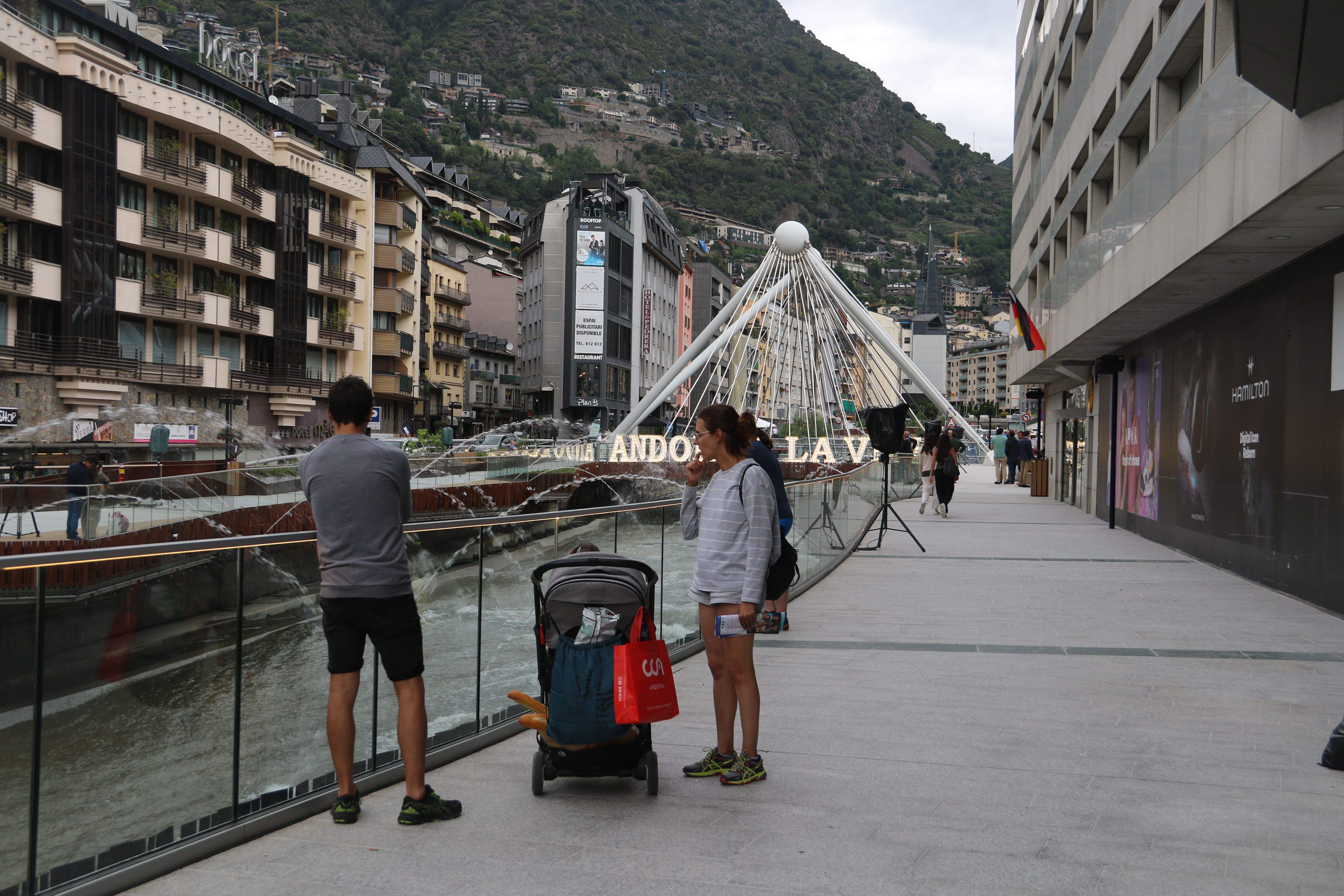 Una parella observant les fonts en format ornamental tot caminant pel tram del passeig obert des d'aquesta tarda.