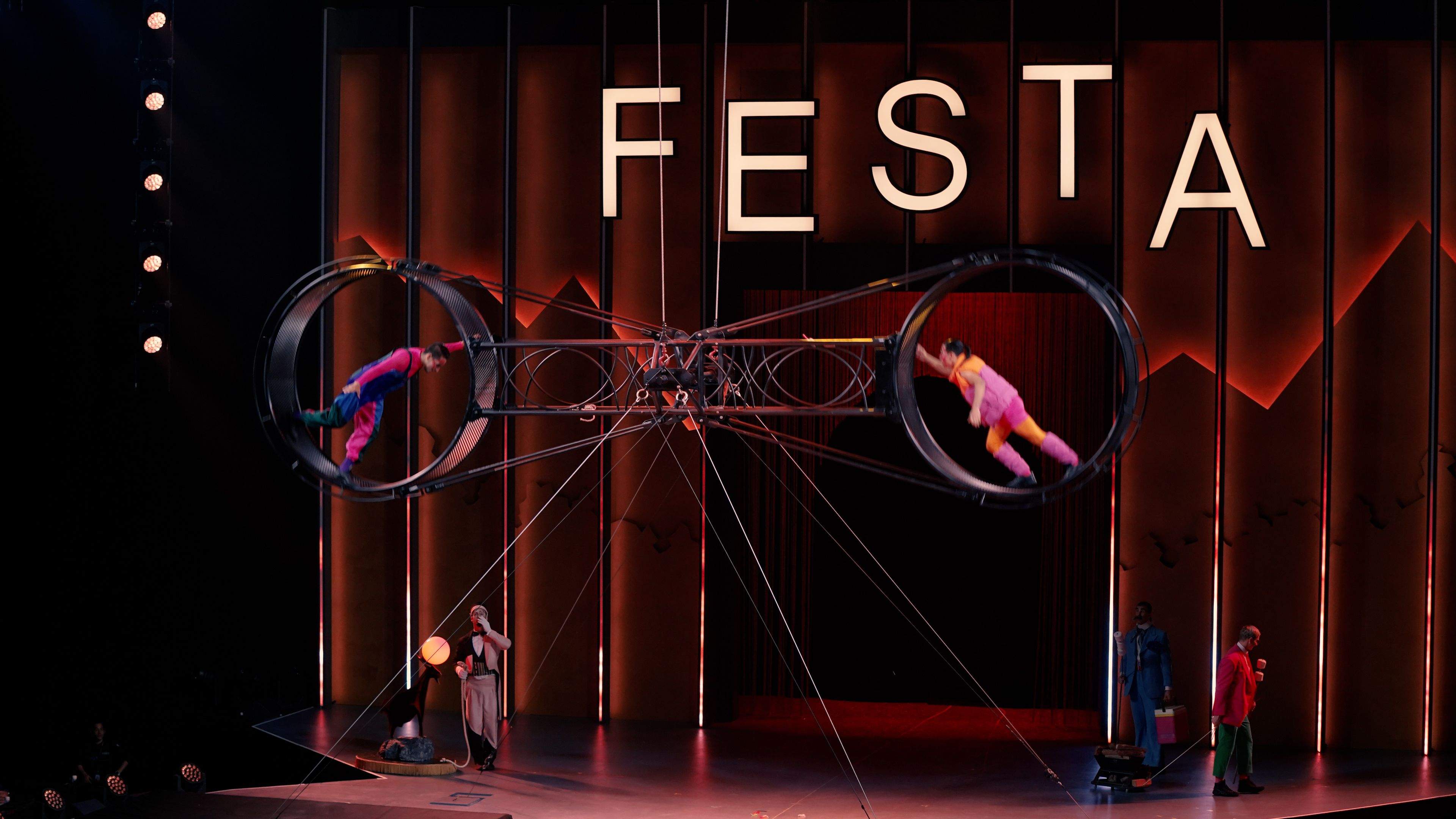 Número d'obertura de l'espectacle. Número d'obertura de l'espectacle.