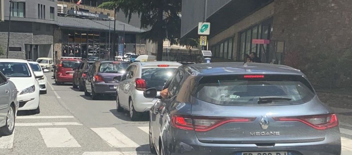 Retencions aquest diumenge a la Baixada del Molí, d'Andorra la Vella.