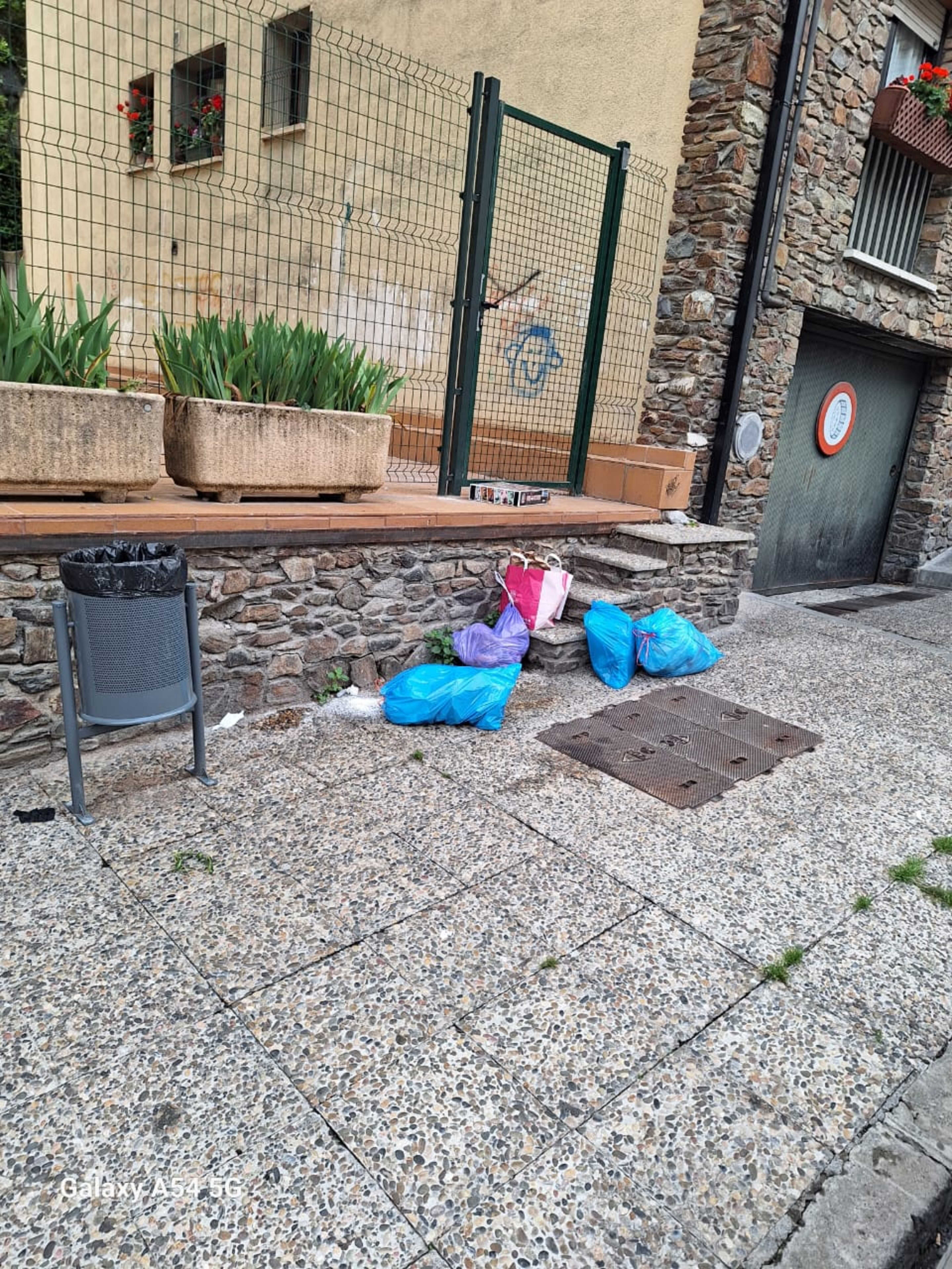 BOSSES D'ESCOMBRARIA LLANÇADES DE QUALSEVOL MANERA.