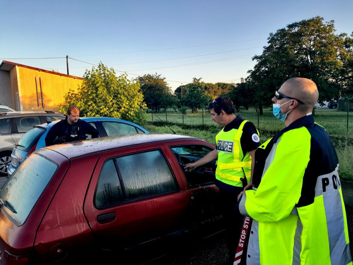 Els gendarmes controlen un vehicle a Pamiers.