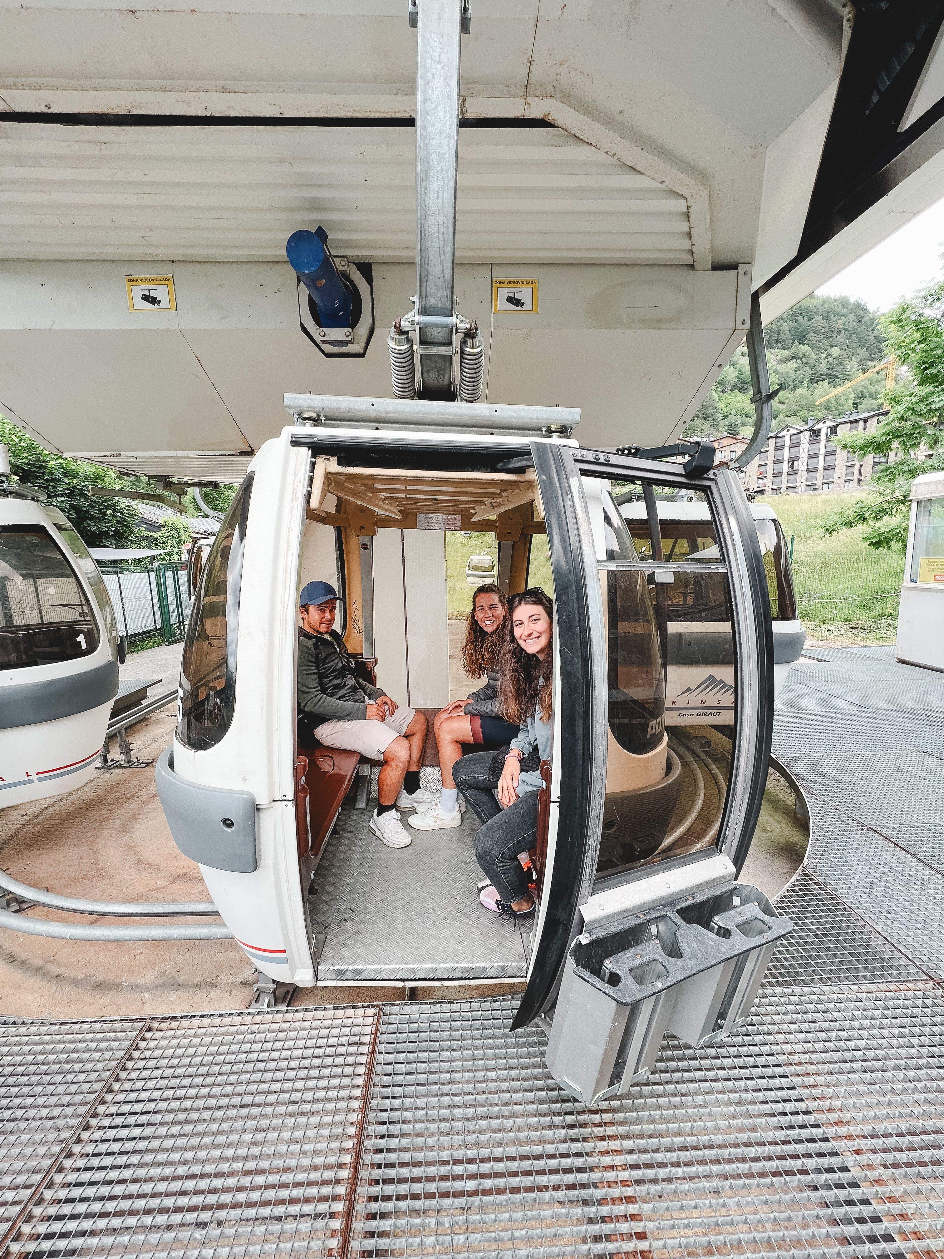 Uns visitants pugen al telecabina d'Arinsal aquest cap de setmana