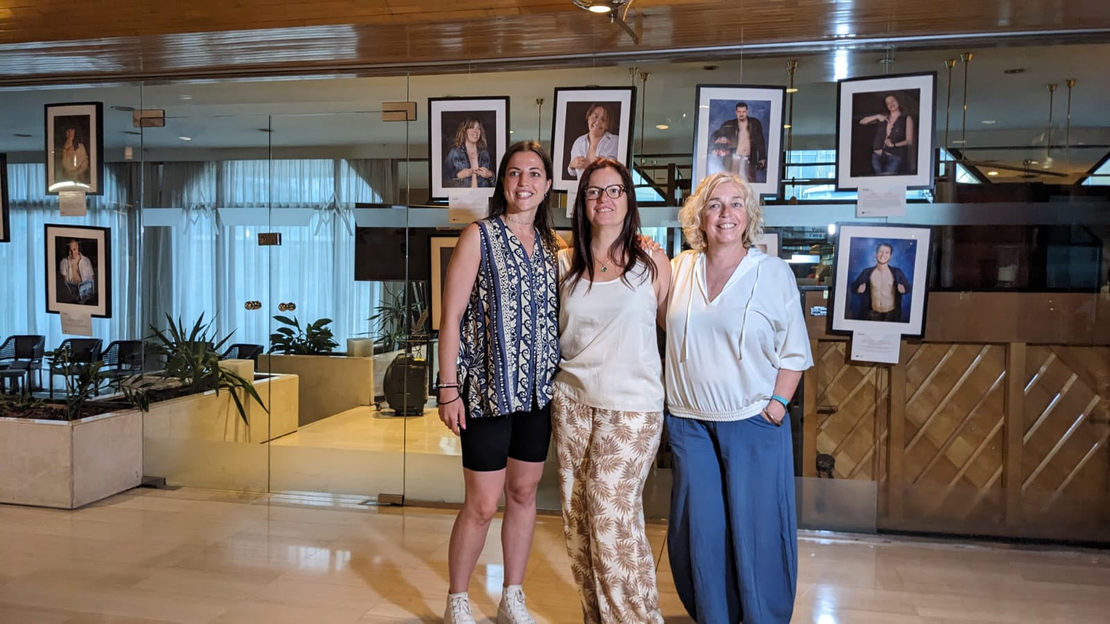 Sandra Herver i Angèla Pous als extrems i Gemma Solsona de la fundació CorAvant al centre.