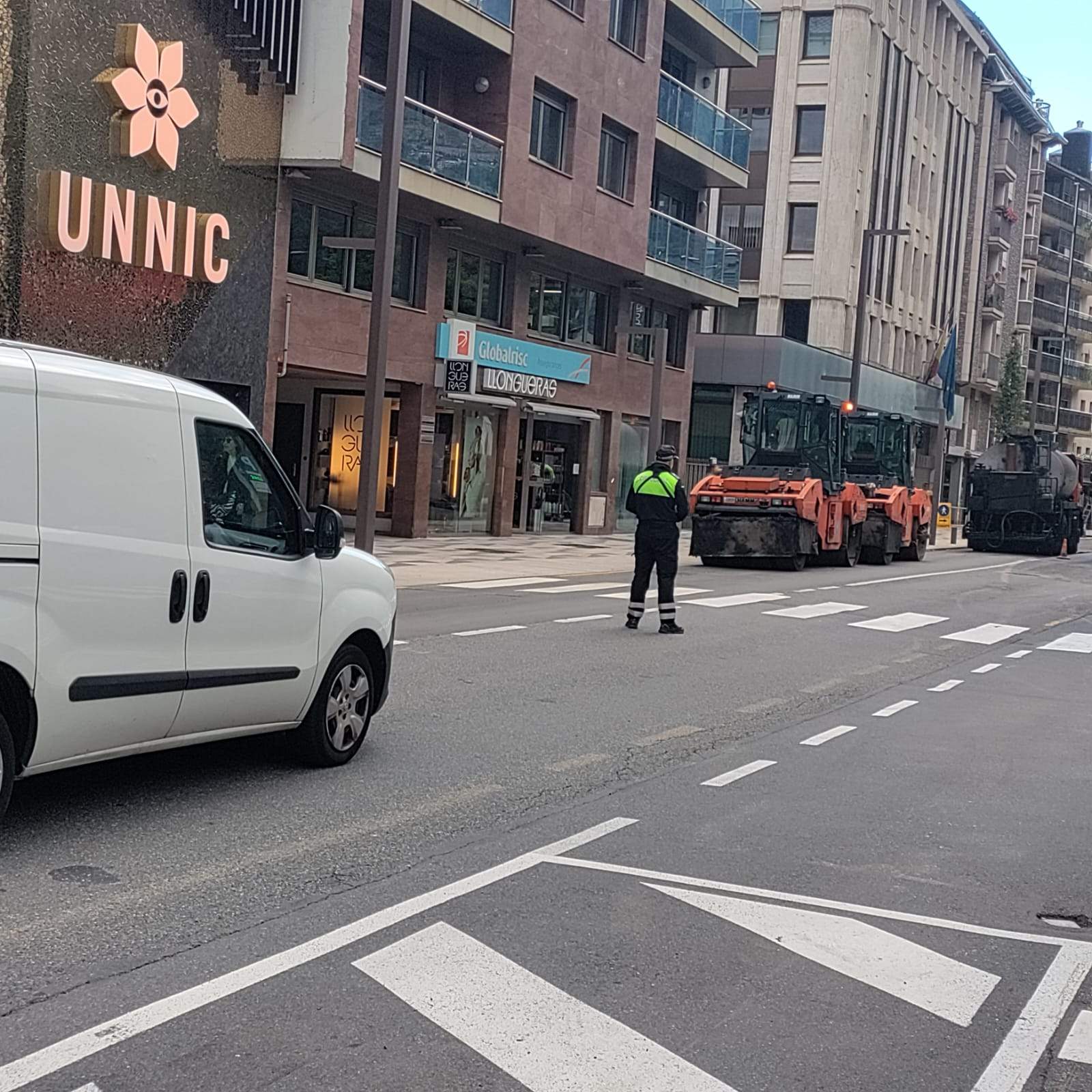 Treballs aquest dimarts al matí al carrer Prat de la Creu.