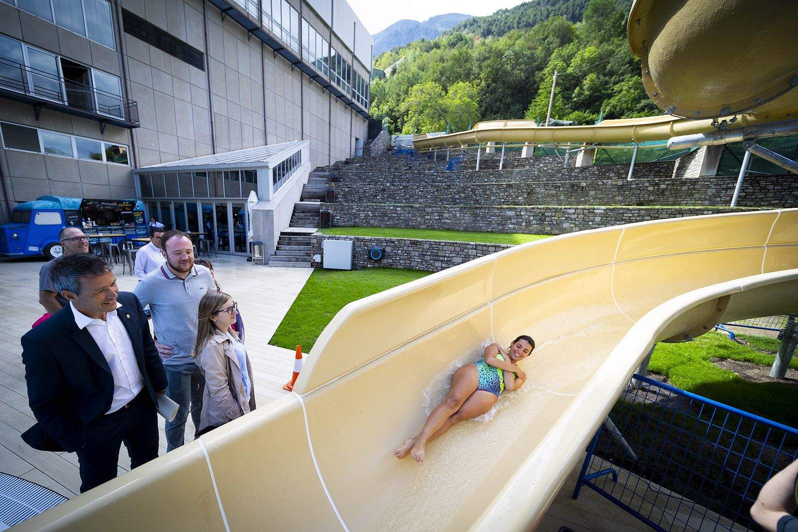 Una noia baixa pel tobogan aquest dimarts.