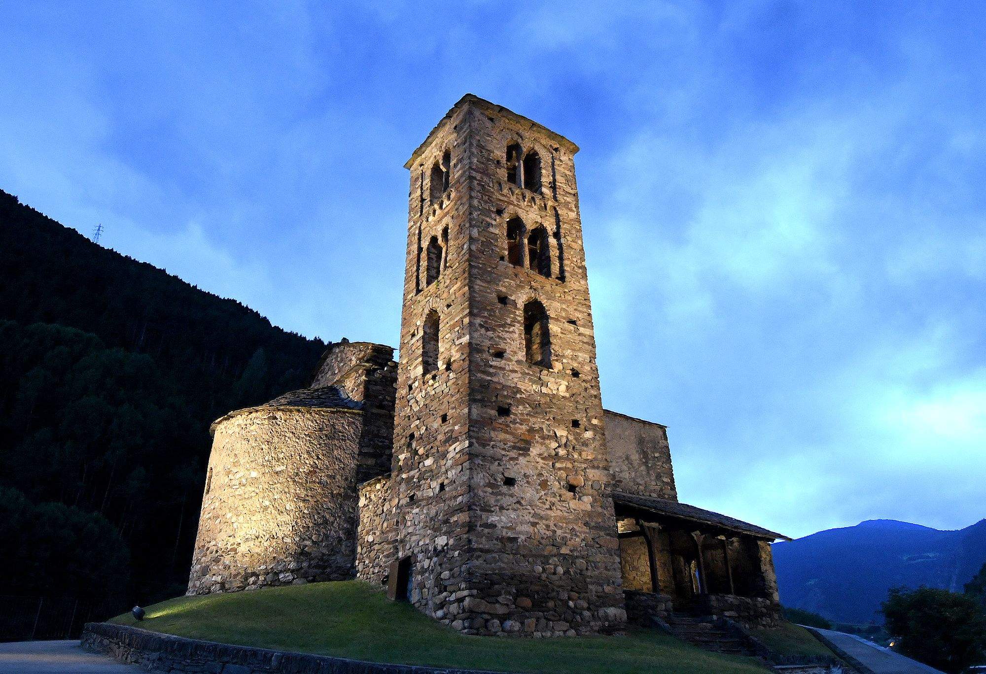 Sant Joan de Caselles amb llum.