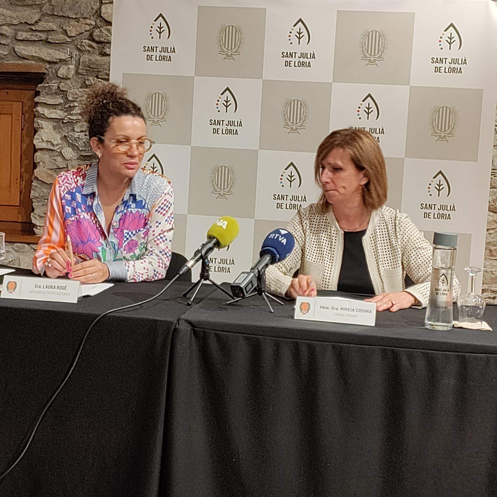 Laura Mas i Mireia Codina durant la roda de premsa.