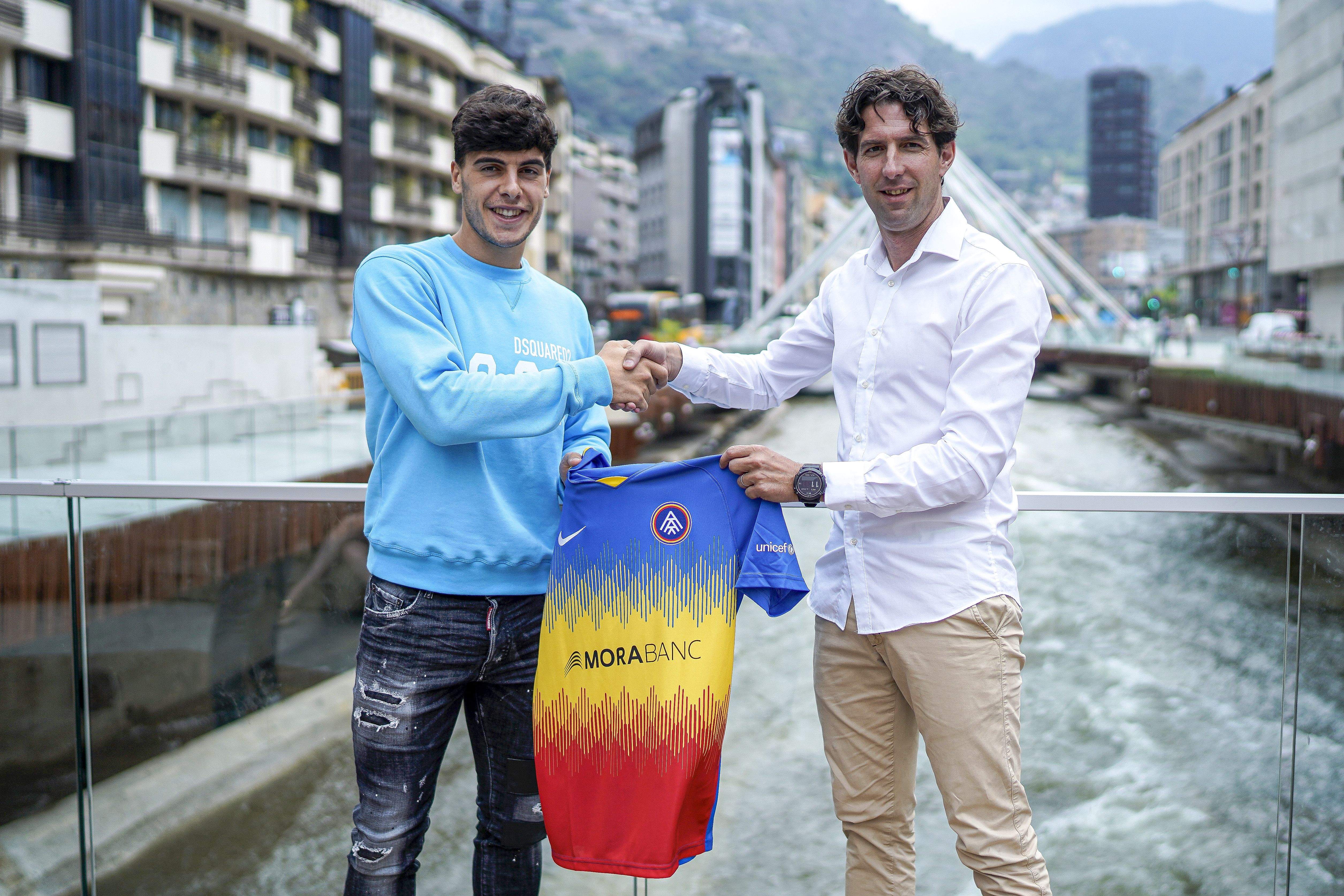 Julen Lobete saluda Jaume Nogués al pont de la Rotonda, a Andorra la Vella.