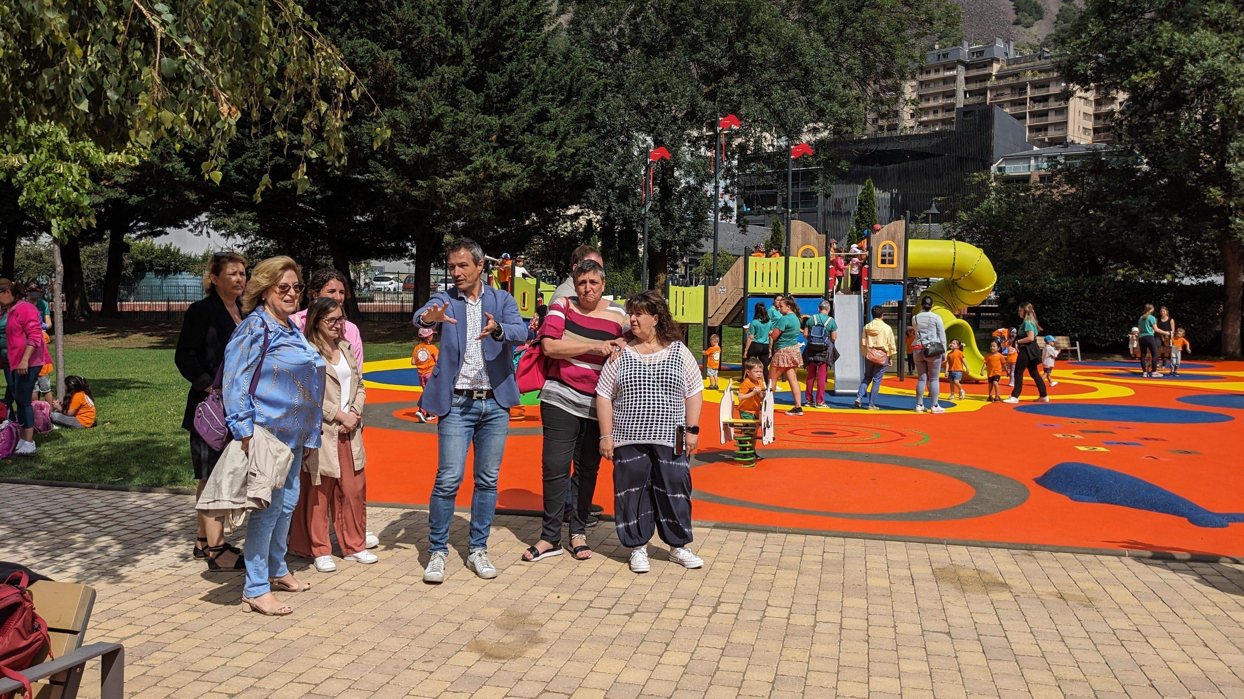 David Astriè acompanyat d'altres consellers del comú davant la nova zona de jocs al Parc Central