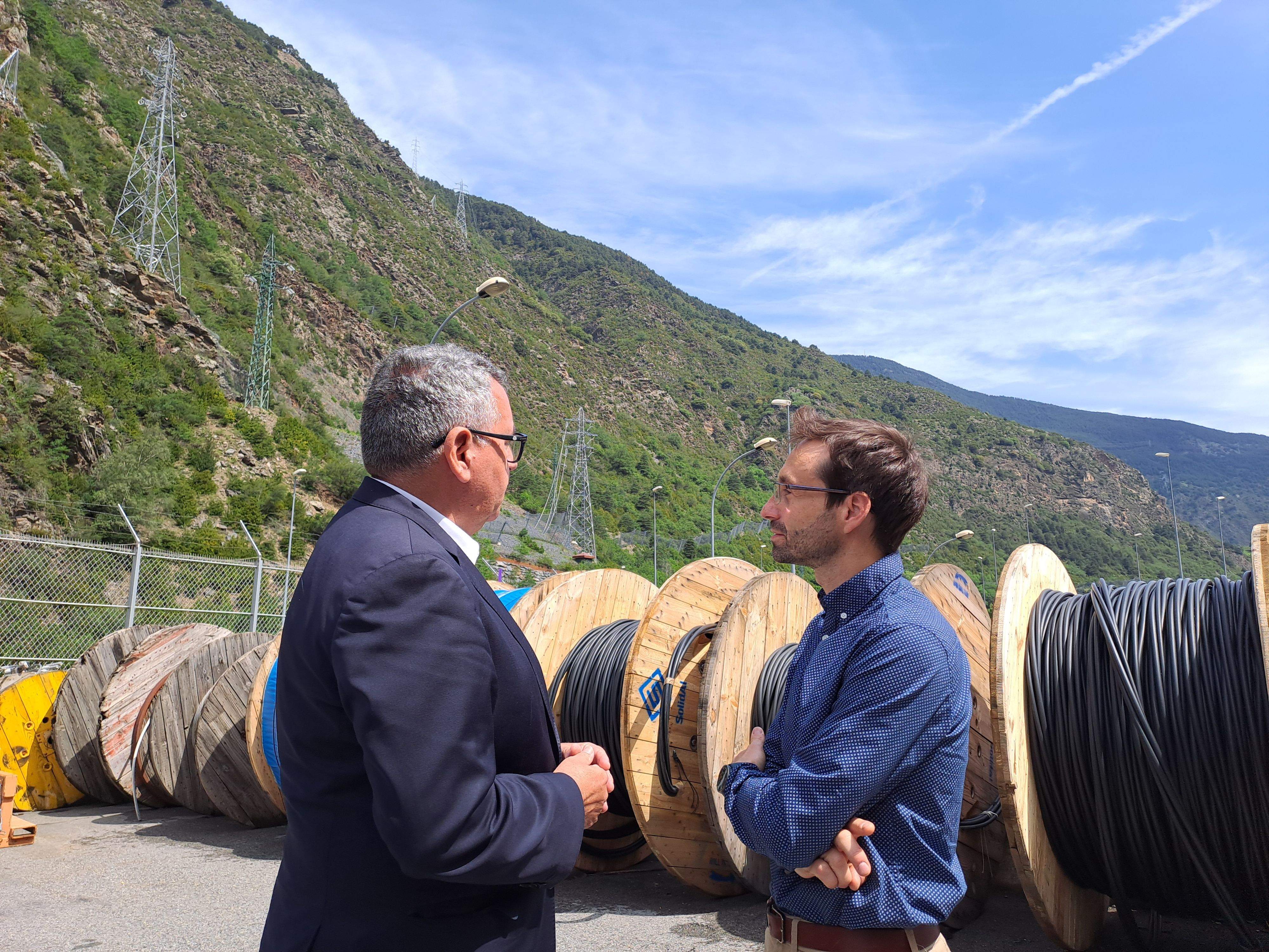 Moles i Adrià Arasa, del departament d'enginyeria parlen amb una de les noves torres de fons.
