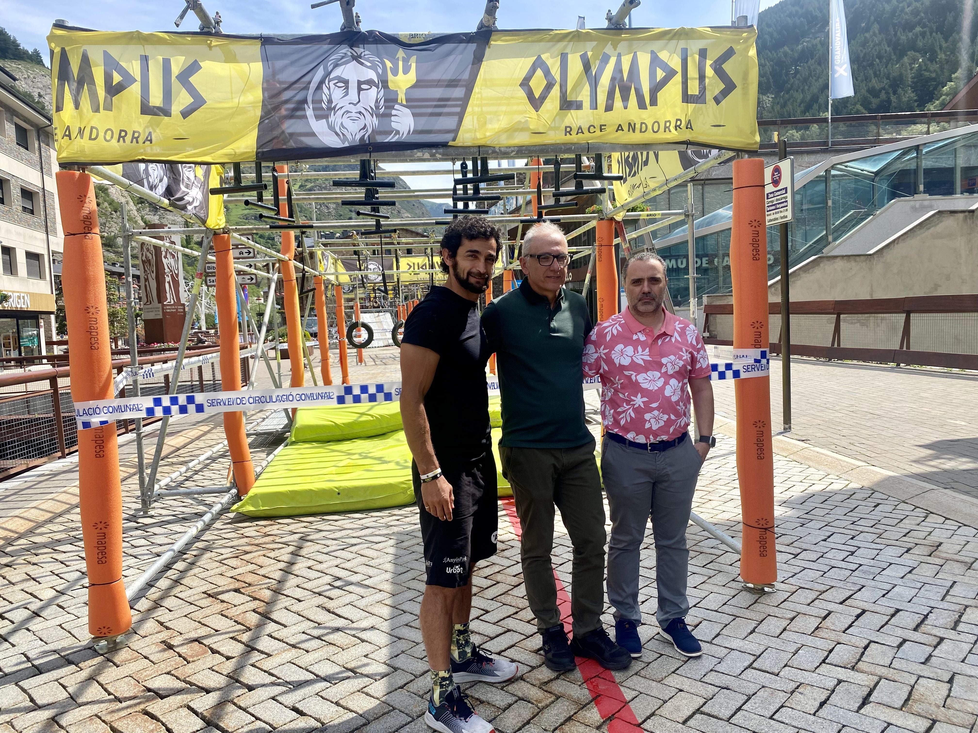 Guillermo López-Cross, director de la prova acompanyat dels cònsols de Canillo, Francesc Camp i Marc Casal