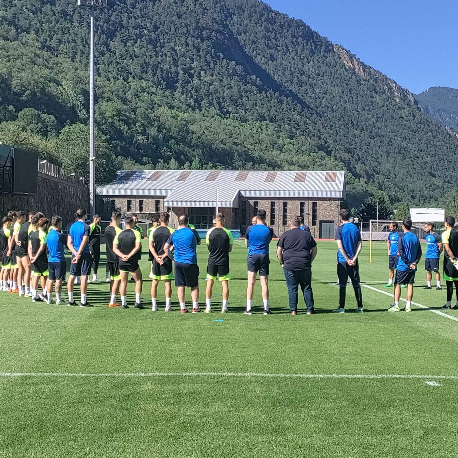 La plantilla de l'FC Andorra abans del primer entrenament de la pretemporada.