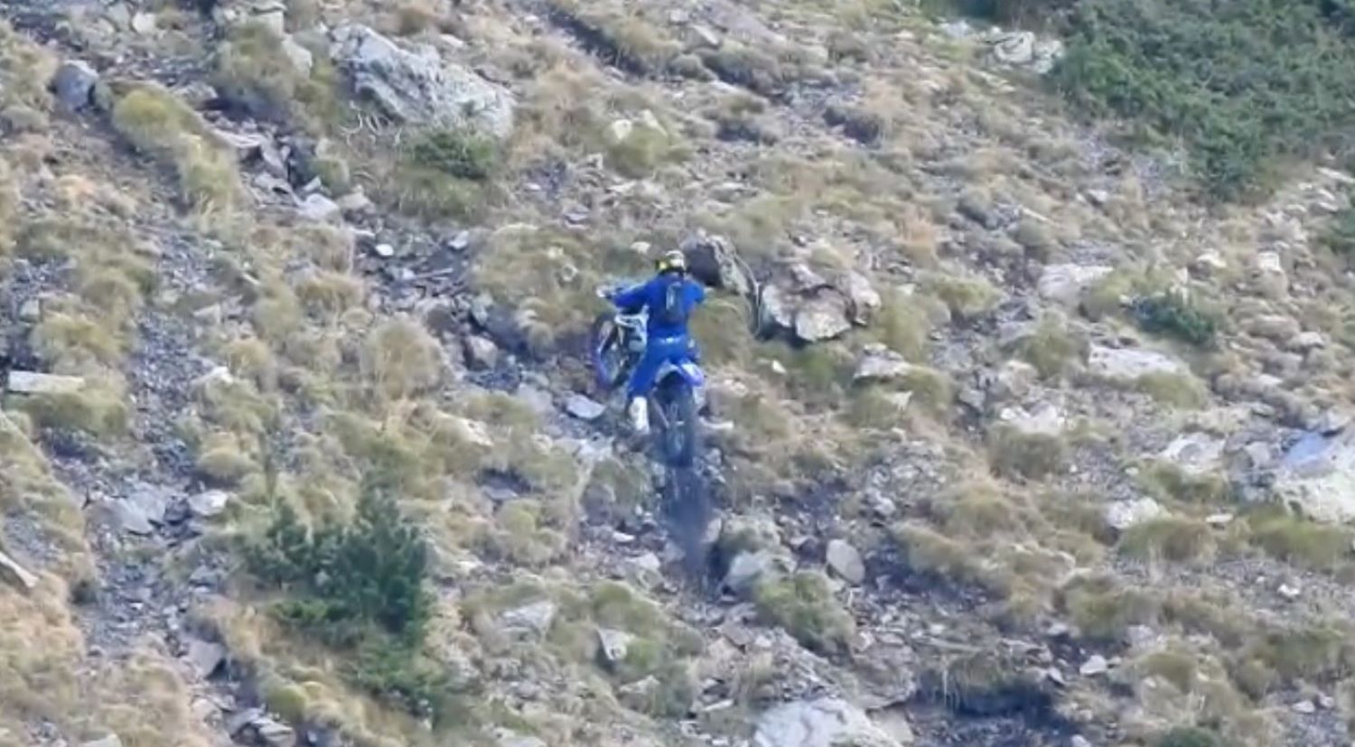 Un practicant d'enduro en una zona de muntanya de Sant Julià de Lòria.