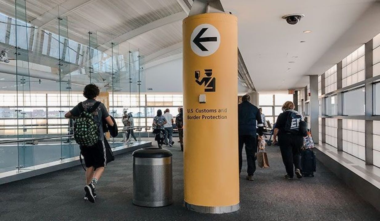 Passatgers es dirigeixen al control de passaports en un aeroport de Nova York.