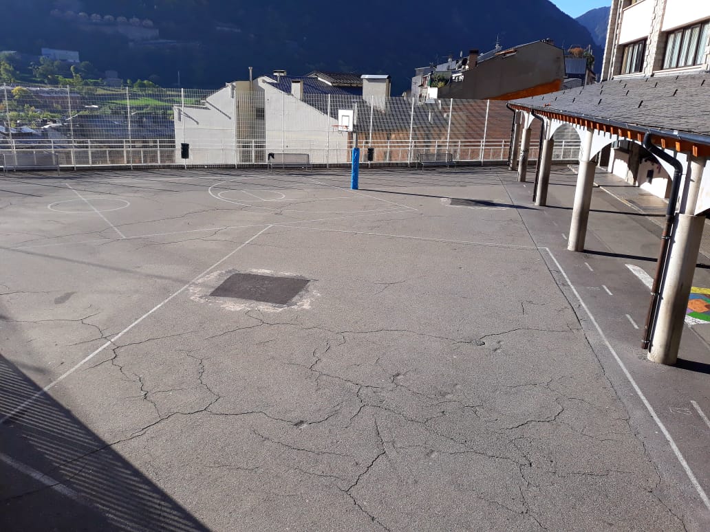 El pati de l'antiga escola espanyola.